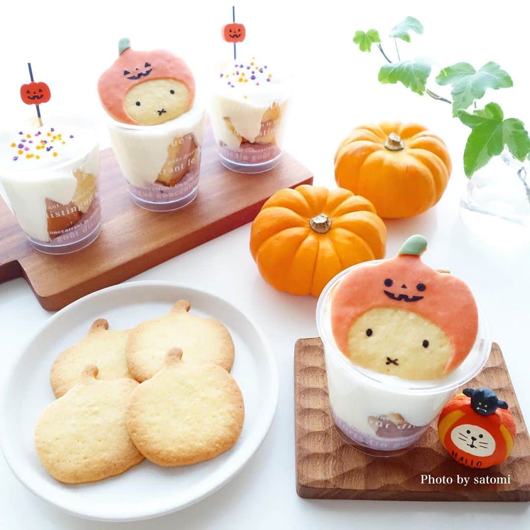 satomi?さんのインスタグラム写真 - (satomi?Instagram)「*2020.10.28* * 『おうち時間スイーツ』 @kikuya_oita 様から 先日のケーキシートと一緒に 冷凍クッキー生地もいただきました🍪 * ケーキシートの残りも使って 生クリーム等と一緒に盛り付けて 簡単おやつが完成❤︎ (下は紫芋クリーム) * 生地が予め出来ているって本当に有難い😆 #ハロウィーン や #クリスマス の時期に 大活躍しそう✨ 味の失敗が無いのも安心😁 * 他にも色々あるので 是非チェックしてみてください ☟ @kikuya_oita * * * * * #お菓子の菊家 #おうち時間」10月28日 17時29分 - satomi_0819