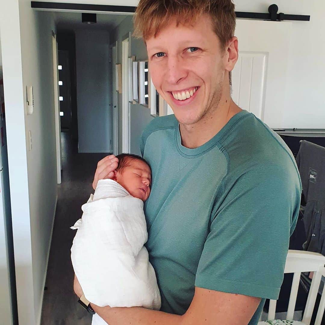 トラビス・マホーニーのインスタグラム：「First cuddles with Matilda 😍. Couldn’t be prouder!!!, so pumped to be an uncle. #uncletrav」