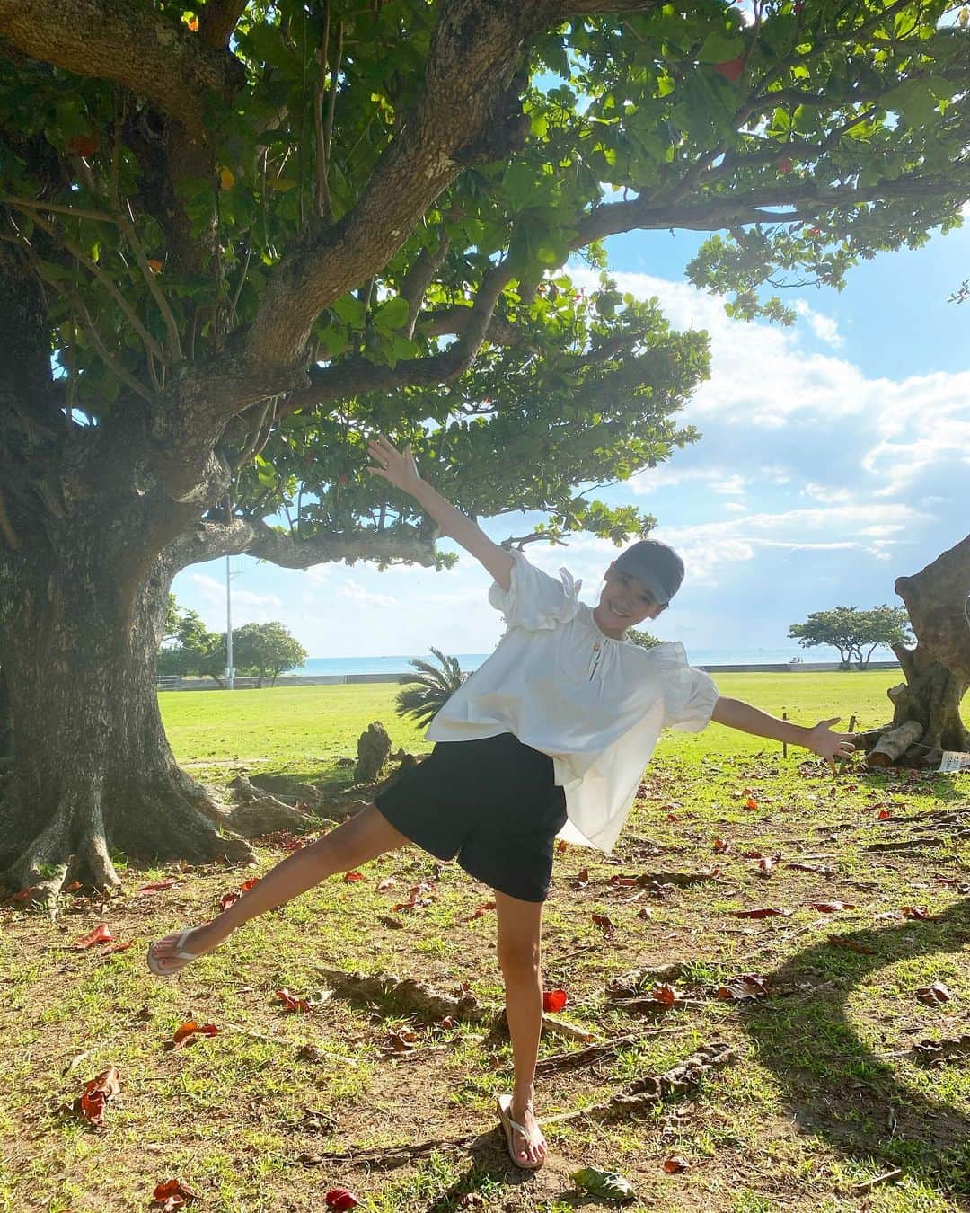 村上沙織さんのインスタグラム写真 - (村上沙織Instagram)「前回来た時に、おーおきな木がある公園を見つけて前を何度も通っていたのですが、今回やっと来れました♡  心地よい風と日差しと緑で寝てしまいそうになってしまいました。次はここでピクニックだなー♡  #石垣島#okinawa」10月28日 17時33分 - rosysaorimonster