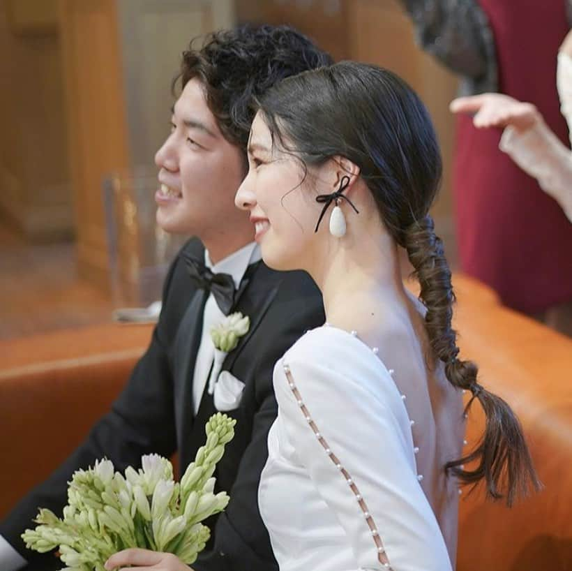 ARCH DAYS Weddingsさんのインスタグラム写真 - (ARCH DAYS WeddingsInstagram)「バブルポニーテールに髪をくるくると巻き付けて、タイトに仕上げた花嫁ヘア🦢﻿ ﻿ 背中が大きくあいたドレスとのバランスが◎﻿ ﻿ 耳元はブラックリボンでほどよく甘さをプラスして、とってもおしゃれな披露宴コーディネートが完成！✨﻿ ﻿ Bride : @___li_wd ﻿ ﻿ ﻿ -----﻿ ﻿ ﻿ DIYコラムのモデルになってくれる花嫁さんを大募集🤍﻿ ﻿ @archdays_weddings をフォロー＋ #archdays花嫁 をつけて投稿するだけで応募完了！﻿ ﻿ ARCH DAYSのプロフィールブックやウェルカムボードなど、DIYコラムのモデルさんとして、編集部からお声がけをさせていただきます💄﻿ ﻿ 沢山のご応募お待ちしています♩﻿ ﻿ ﻿ -----﻿ ﻿ ﻿ ▽ARCH DAYSトップページはこちらから☑︎﻿ @archdays_weddings﻿ プロフィールのリンクから﻿ ﻿ ▽KIDS & BABYのパーティーアイディアはこちら☑︎﻿ @archdays﻿ ﻿ ﻿ -----﻿ ﻿ ﻿ ARCH DAYSに会員機能ができました💁‍♀️﻿ ﻿ 気になる記事や写真をクリップして、もっと便利に！自分だけのページを作れます📎﻿ ﻿ また、会員登録をしてマイページからパートナーを招待すれば、2人でイメージを共有可能に♩﻿ ﻿ ﻿ -----﻿ #archdays #archdays_wedding #アーチデイズ #アーチデイズウェディング  #花嫁ヘア #花嫁ヘアスタイル #花嫁ヘアアレンジ  #ウェディングヘア #ウェディングヘアメイク #ウェディングヘアスタイル #ウェディングヘアアレンジ #結婚式ヘア #結婚式ヘアアレンジ #結婚式ヘアメイク #結婚式ヘアスタイル #ブライダルヘア #ブライダルヘアメイク #ブライダルヘアアレンジ #ローポニー #ローポニーテール #花嫁アクセサリー #ウェディングアクセサリー #結婚式アクセサリー #trunkhotelwedding #trunkhotel花嫁 #トランク花嫁 #プレ花嫁 #卒花嫁﻿ -----」10月28日 17時33分 - archdays_weddings