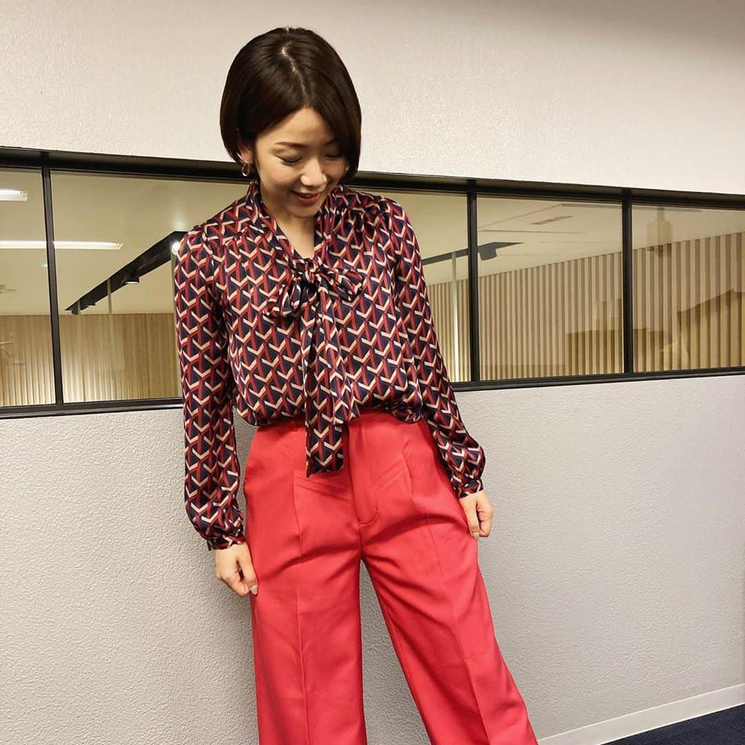 のインスタグラム：「明るい色を着ると元気になりますね☺︎  寒い時期は暗い色が多くなりがちなので  私服でも赤やピンクを取り入れたいのですが  結局ベージュやブラウンが安心するため  いろんな茶色を着てるだけな気がする…😇  #JETRO #世界は今 #globaleye」