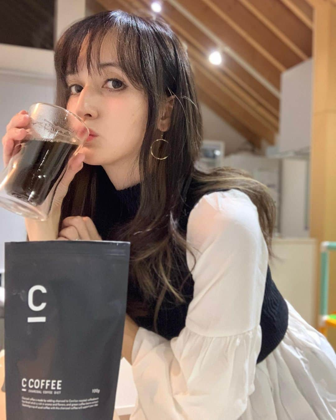 奥山絵里奈さんのインスタグラム写真 - (奥山絵里奈Instagram)「毎日コーヒー何杯飲んでいるんだろう☕️ コーヒー大好き人間私です😌☕️❤️  本当一日に何回も飲むので せっかくなので2020年ダイエットコーヒー部門ランキング1位の#チャコールコーヒー 　@c_coffee_official に置き換え！ 飲んでいる人いっぱいいるし😳  ダイエットコーヒーに味まで求めていなかったんだけど えぐみが全く無く、ブラック苦手な私でも飲める飲みやすさ✨ 味が本当に美味しくてびっくり！  このチャコールコーヒーは炭が入っていて余計なものをデトックスしてくれる効果が✨ 甘いものと油っぽいもの良く食べてるので罪悪感が減っていい😌✨  その他にもエネルギー分解が早いMCTオイルや水溶性食物繊維が入っていてダイエットサポートもしてくれます✨ マッコリ乳酸菌も入ってて乳酸菌まで摂れるのも凄い😳  粉末状でお湯入れてすぐできるので手軽でお気に入りになりました😌✨  #チャコールコーヒー  #ダイエットコーヒー #コーヒーのある暮らし #炭 #MCTオイル #チャコールクレンズ #ダイエット #シーコーヒー #cコーヒー #c_coffee #産後ダイエット#簡単ダイエット #コーヒー好きな人と繋がりたい」10月28日 17時48分 - erinaokuyama