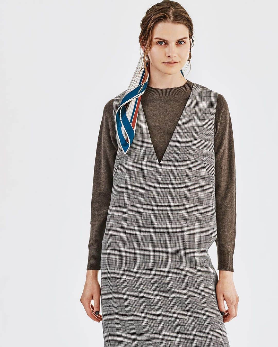UNITED ARROWS さんのインスタグラム写真 - (UNITED ARROWS Instagram)「【KNITWEAR 2020 Autumn Winter collection】 コットンカシミアブレンドのセーターは、イタリアの上質な細番手糸を使用した肌触りと発色のよさが魅力です。昨年の人気モデルを今季は色展開をリニューアル。シンプルなデザインですが、サドルショルダーなので動きやすく、肩まわりもすっきり。  Saddle Shoulder Sleeve Sweater ¥16,500（tax in）   #UnitedArrows #UnitedArrowsWomens   ーUA STORE ACCOUNTー MEN： @unitedarrows_men_store WOMEN： @unitedarrows_women_store」10月28日 17時41分 - unitedarrows_official