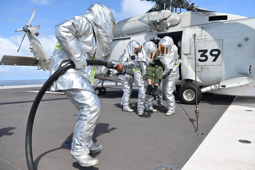 海上自衛隊さんのインスタグラム写真 - (海上自衛隊Instagram)「～航空機緊急着艦訓練～ 写真は、護衛艦「かが」で実施した航空機緊急着艦訓練の様子です。本訓練では、不具合が発生した航空機が着艦する際の消火活動及び人命救助を訓練します。  #護衛艦 #かが #レスキュー」10月28日 17時42分 - jmsdf_pr