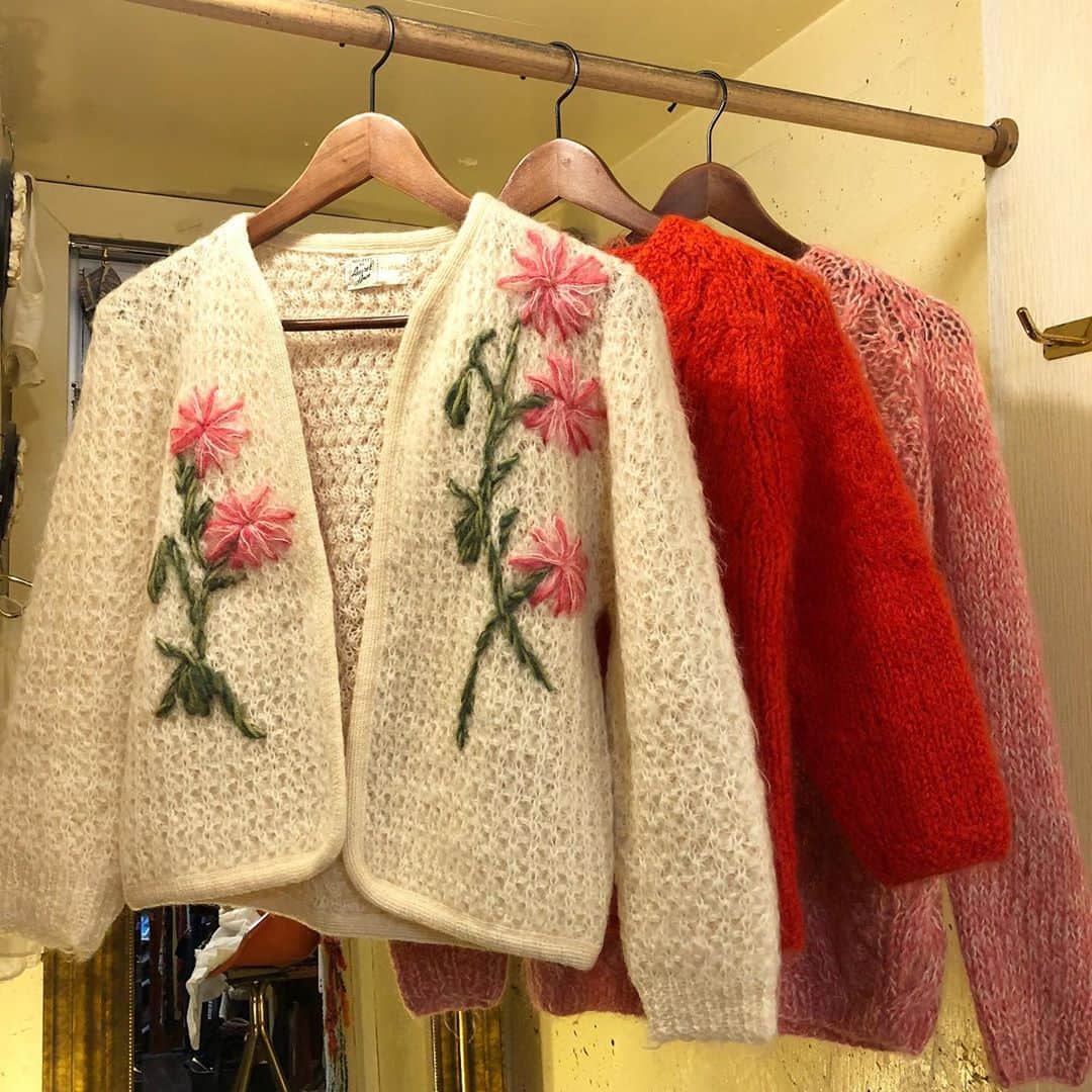 NUTTY Vintage&Collectibleのインスタグラム：「💐RECOMMEND VINTAGE💐  ☑︎vtg mohair cardigan  表情豊かなモヘアニットカーディガン。 可愛らしい子たちをピックアップ♡ いつものお洋服にさっと羽織って、 ほっこり初冬スタイルの完成！  ＊VINTAGE ONLIN STOREにてお買い求めいただけます＊  ------------------------------------ 🛍NUTTY通販について🛍 ------------------------------------- ＜ONLINE STORE＞ VINTAGE▶︎http://nutty.theshop.jp/ USED SELECT▶︎https://nuttyselect.official.ec/ （プロフィールページURLよりjump🕊） ㅤㅤㅤㅤㅤㅤㅤㅤㅤㅤㅤㅤㅤ ＜VIDEO CHAT SHOPPING＞ テレビ電話をお繋ぎして、リアルタイムでご案内いたします。詳細は過去の投稿をご覧ください。」