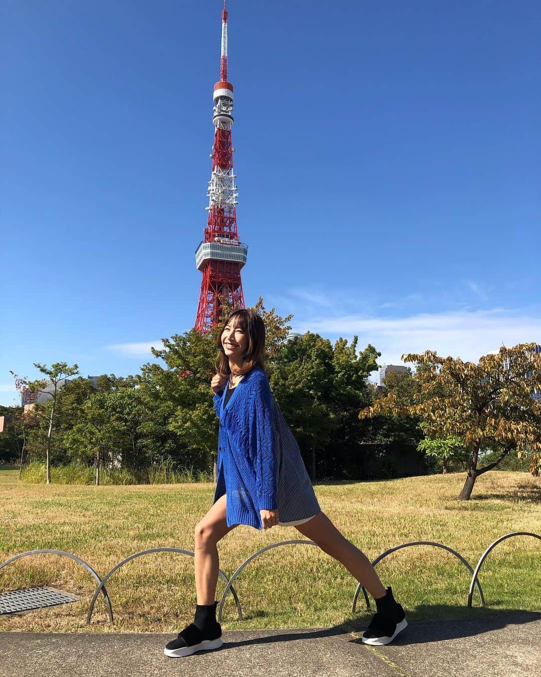米澤有さんのインスタグラム写真 - (米澤有Instagram)「お散歩日和だったある日☀️なんか良い天気だと運動したくなる‼︎😂  #goodweather #sunnyday #tokyotower #blue #happyday」10月28日 17時43分 - yu.u.yonezawa