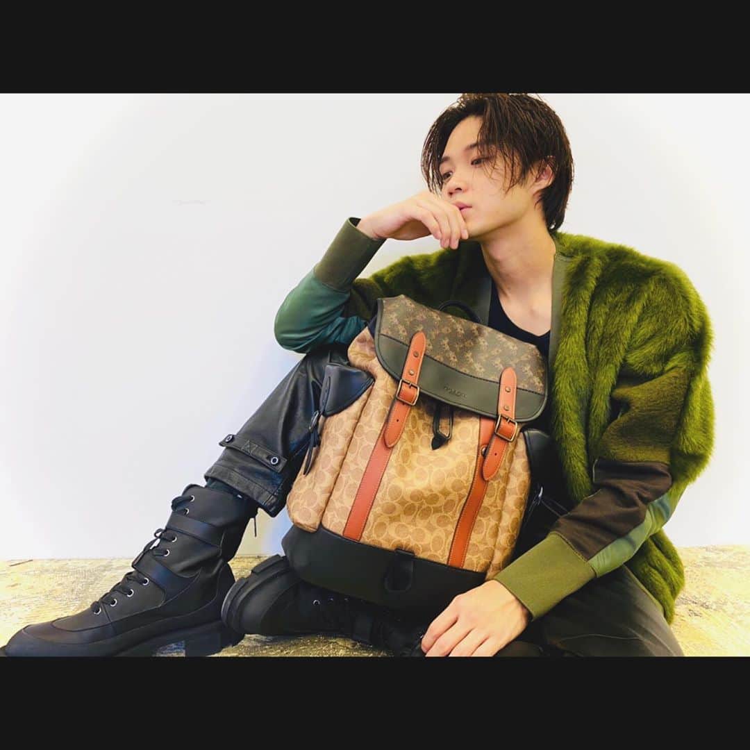 磯村勇斗のインスタグラム：「. It's so cool!!  #CoachNY  #CoachHitchBag @Coach」