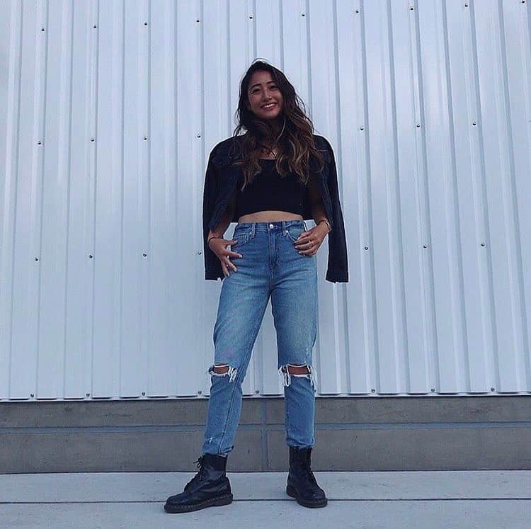 のインスタグラム：「MOMJEANのデニムはゆったりとしたデニムでありながらも足首は細めだから、脚を細くみせてくれるスタイルがすごく良い🌞🌿 デニムの色が明るめだからもちろん夏も、そして、秋や冬、暗めの服を持ってきがちなところを明るめのデニムで可愛くしてくれる🥰オールシーズン履けるデニムはすごく嬉しい🦅 . ブラックのデニムジャケットもデニム生地だからカジュアルに見せてくれる所もあれば、ブラックでカッコ良く見せてくれる所もあって、着回ししやすくて、大活躍してくれるアイテム😍😍😍 . なにとあわせようかなって考えるのがすっごく楽しい☺️💕💕💕 - @chorioa #regram #AExME #AEJeans #AE #americaneaglejp #アメリカンイーグル #デニム #デニムチャレンジ」