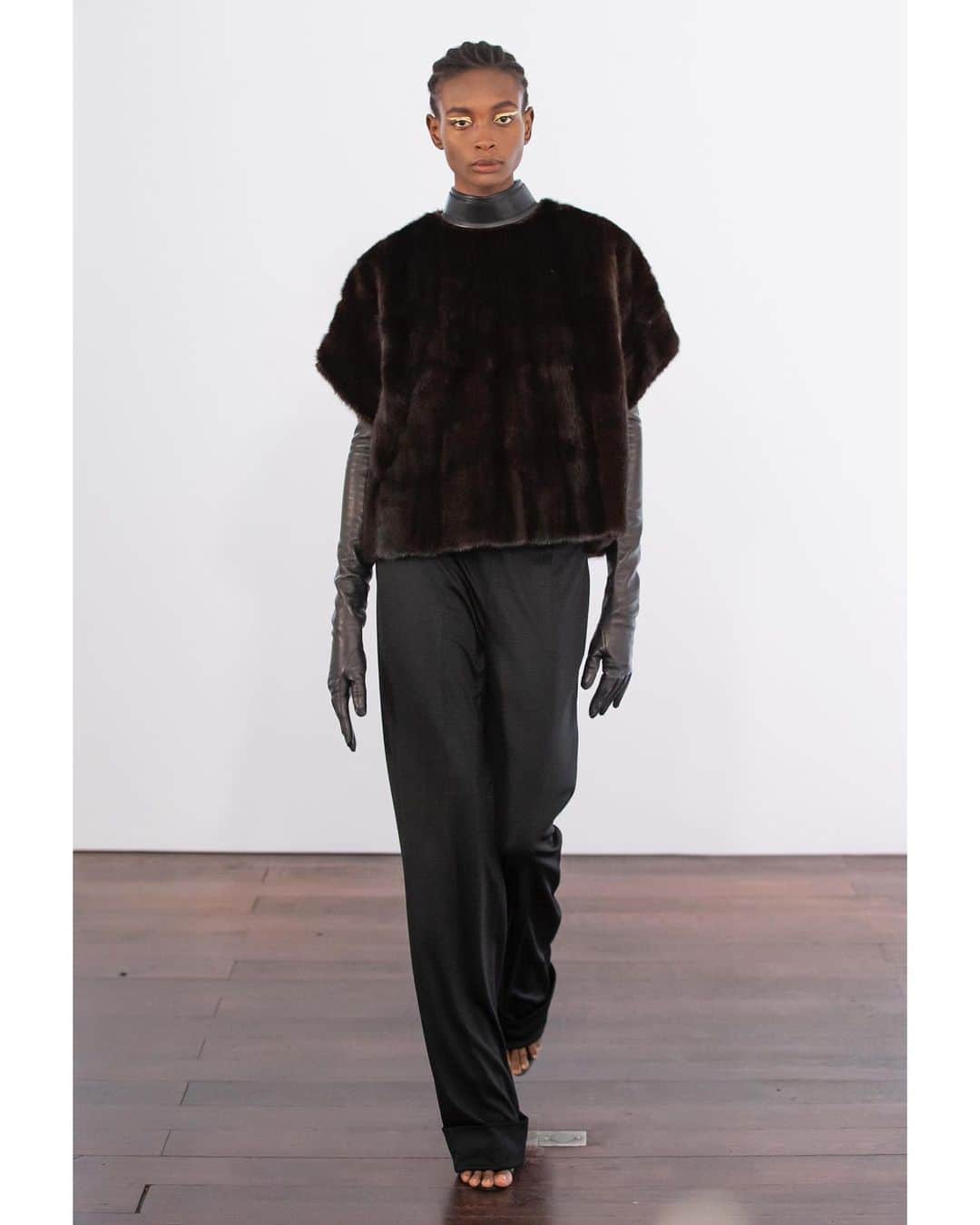ギラロッシュのインスタグラム：「FW TRANSFORM 20.21 HOMEMADE Collection by #richardrene   After / Before transformation - 1992 brown mink pullover coat men’s jersey pants vintage gloves on the skin   #guylarocheparis #guylaroche #fhcm #fhc #parisfashionweek #pfw @icinsightommunications」