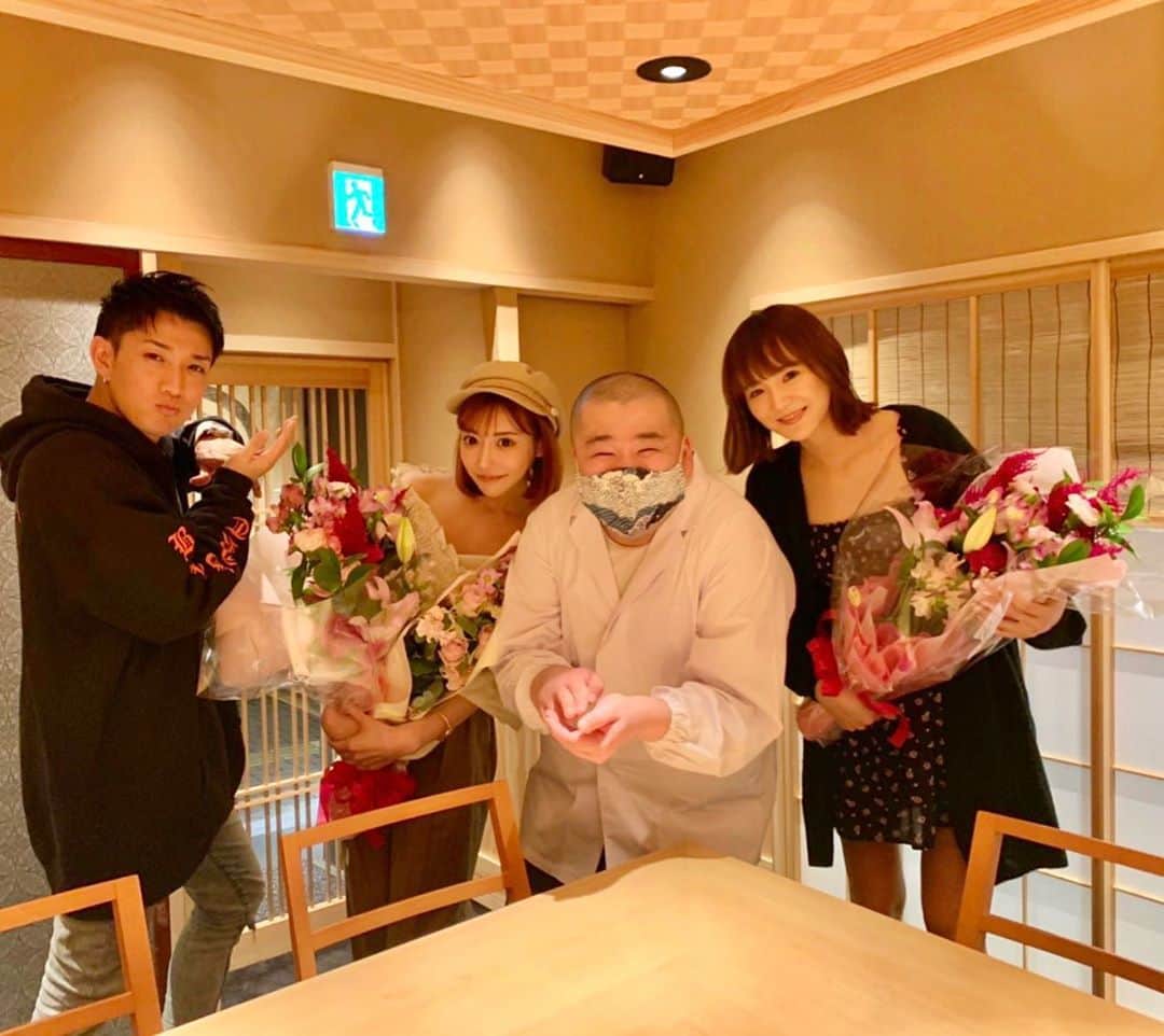 彫師美漸のインスタグラム：「@asukakiraran HBD🎂💐 ・ @pyon_sta とお祝い😚 ・ ・ in @sushienbettei 大将からかえぴょん のお祝いまで🥺いつもありがとうございます🙏✨ ・ #誕生日 #鮨えん別邸 #2020」