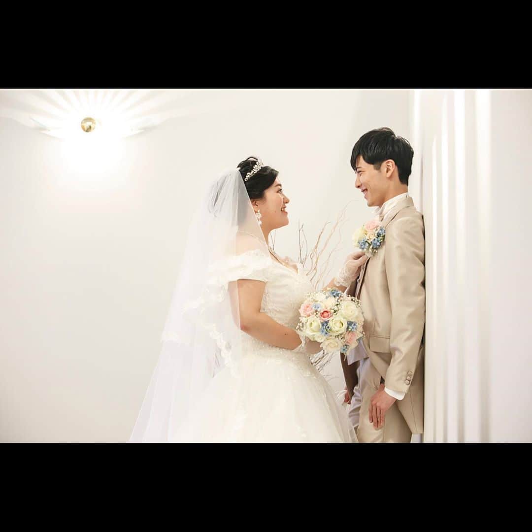 のインスタグラム：「👰🏻🌷🤵🏻  お支度が終わり、大聖堂での教会式を控えたおふたりの様子☺️  ドレスとタキシードをお召しになったお姿は 特別輝いていますよね✨  おふたりの仲が伺える、素敵な当日スナップ写真です🙆🏻🌷  .｡.:*・ﾟ＋.｡.:*・ﾟ＋.｡.:*・ﾟ＋.｡.:*・ﾟ＋.｡.:*・ﾟ＋.｡.:*・ﾟ＋  是非、【#ロイヤルホールヨコハマ 】のタグを付けて投稿してください♪ * 公式instagramで紹介させて頂くことも…❤︎ * * このアカウントでは実際にロイヤルホールヨコハマで結婚式を挙げたお客様の実例を中心に投稿しています💐 * * その他、フェア情報なども随時シェアをしています💍 質問などありましたら、お気軽にお電話📞・DM📩お待ちしています🤵🏻👰🏻 * * #セントパトリックチャーチ #大聖堂 #教会 #横浜 #みなとみらい #結婚式場 #プレ花嫁 #横浜式場 #卒花レポ #結婚式レポ #式場探し #入籍 #プロポーズ #ステンドグラス #大聖堂挙式 #大聖堂ウエディング  #結婚しました #式場見学 #ウエディングドレス #2021秋婚 #2021夏婚」
