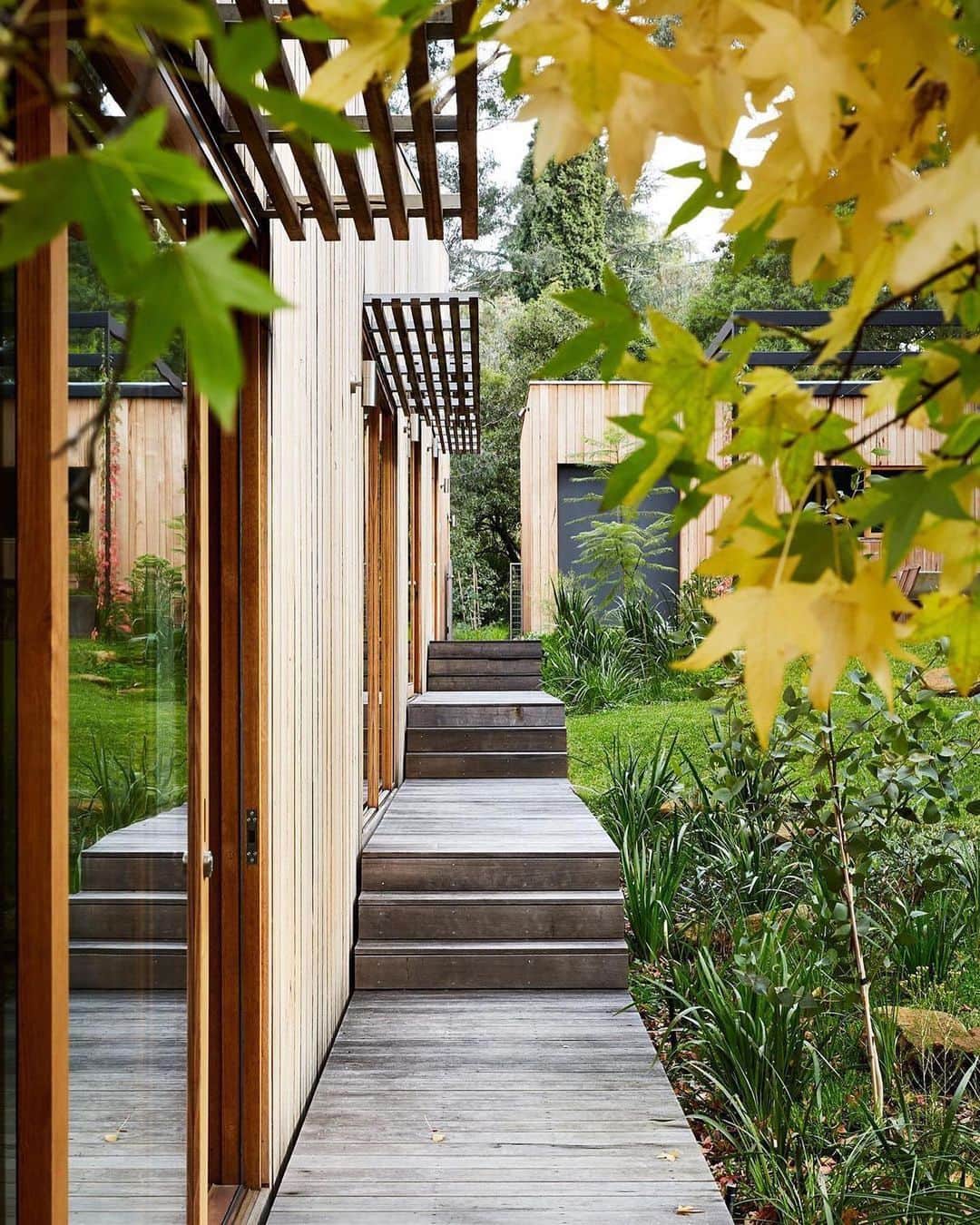 MT DOMAINEさんのインスタグラム写真 - (MT DOMAINEInstagram)「The most perfect example of natural textures and modern design. 📸: @tesskellyphotography  design: @clarecousins  landscaping: @eckersleygardenarchitecture  build: @cbdcontracting」10月28日 23時22分 - mydomaine