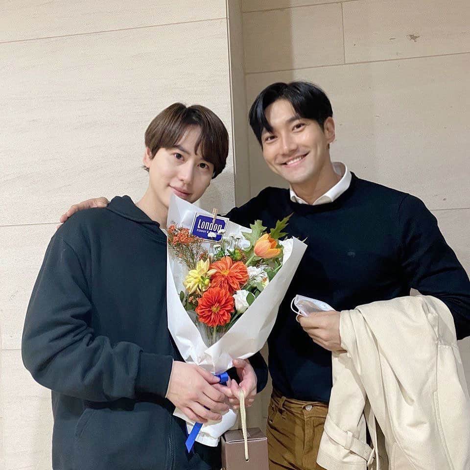 チェ・シウォン（SUPER JUNIOR）さんのインスタグラム写真 - (チェ・シウォン（SUPER JUNIOR）Instagram)「단테, 셰익스피어와 함께 세계 3대 시성으로 불리는 괴테의 첫 소설 ‘젊은 베르테르의 슬픔’에서 베르테르를 소화한 규현이. @gyuram88 차근차근 쌓여가는 본인의 경험 속에서 퍼져 나오는 깊은 울림. I’m so proud of you! 잘 봤어!」10月28日 23時22分 - siwonchoi