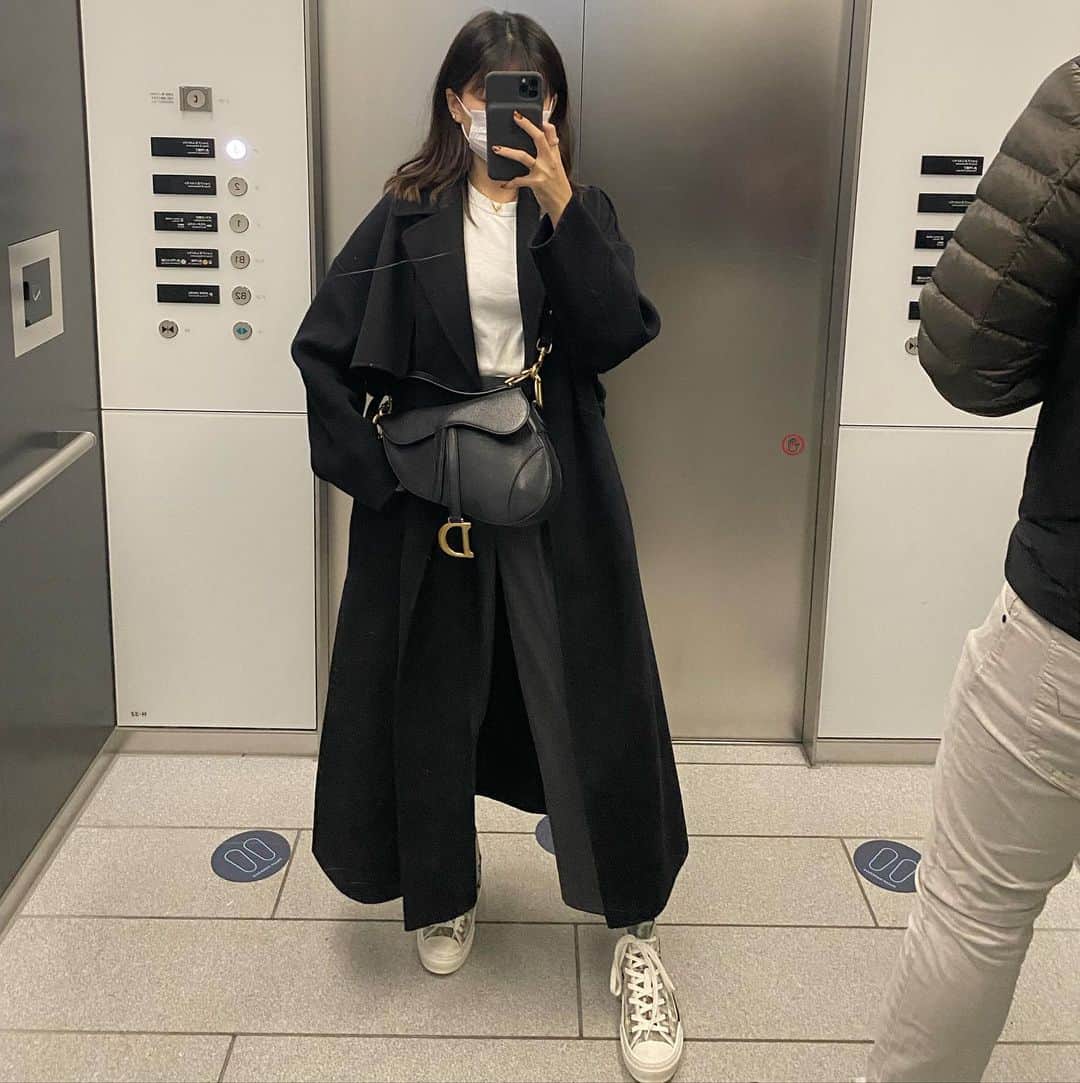 のインスタグラム：「. みんな #ハロウィン なにする〜? #ZyonMana 家は決まりました🤍 #まなきょうふく #ファッション #秋コーデ #dior #韓国ファッション #outfit #ootd #ユニクロコーデ」