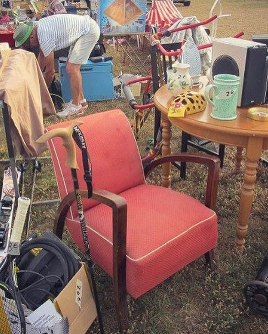 カーテン屋のシーズナルウインドさんのインスタグラム写真 - (カーテン屋のシーズナルウインドInstagram)「フランス蚤の市から我が家に嫁いだ1960年代のヴィンテージチェア、中のバネがかなり痛んでいたのでついに張替えました。じっくり選びましたがまだまだ満足いきません。オリジナルに比べてインパクトに欠ける、悪くないけど凄く良くもない。凄く良くなるよう継続して生地探してまた張り替えてやります👍とりあえず座り心地は良くなりました！60年前にこの椅子作った職人さんに敬意を込めて、このフレーム最高🙏 #ヴィンテージ#ヴィンテージチェア#椅子#フレンチインテリア#ソファ#シングルソファ#シングルチェア#チェア#アンティーク#アンティークチェア#デザイナーズギルド #designersguild #インテリア」10月28日 23時25分 - seasonalwind_shizuoka