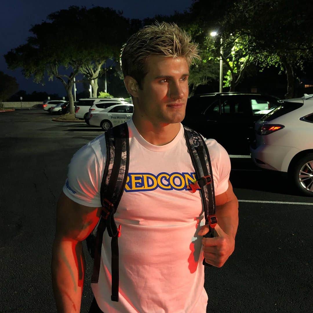 のインスタグラム：「Anybody get workouts in before the sun comes up?」