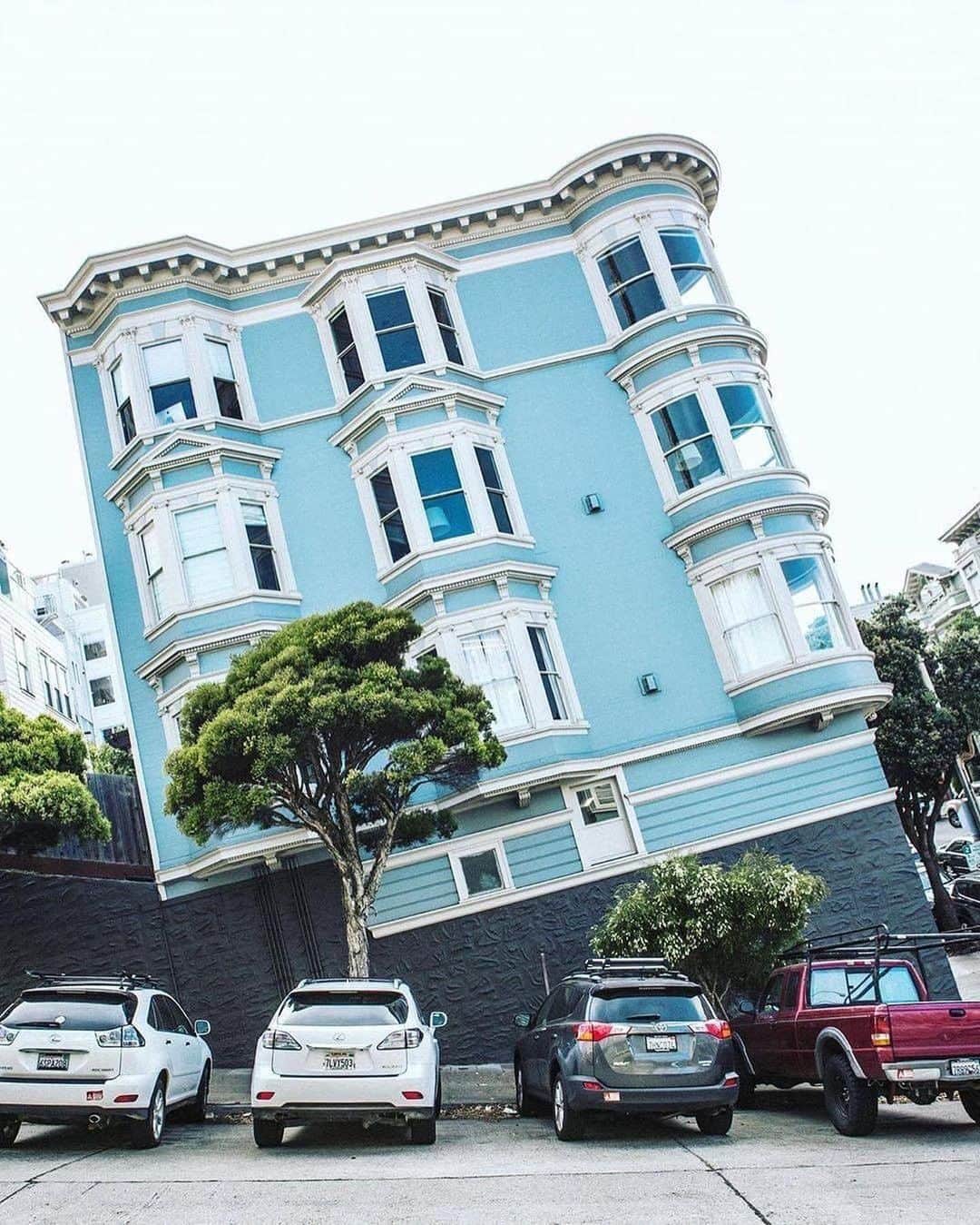 Live To Exploreさんのインスタグラム写真 - (Live To ExploreInstagram)「Victorian style houses in San Francisco, California Photos by @lumadeline Have you been here? Comment down below!」10月28日 23時26分 - welivetoexplore