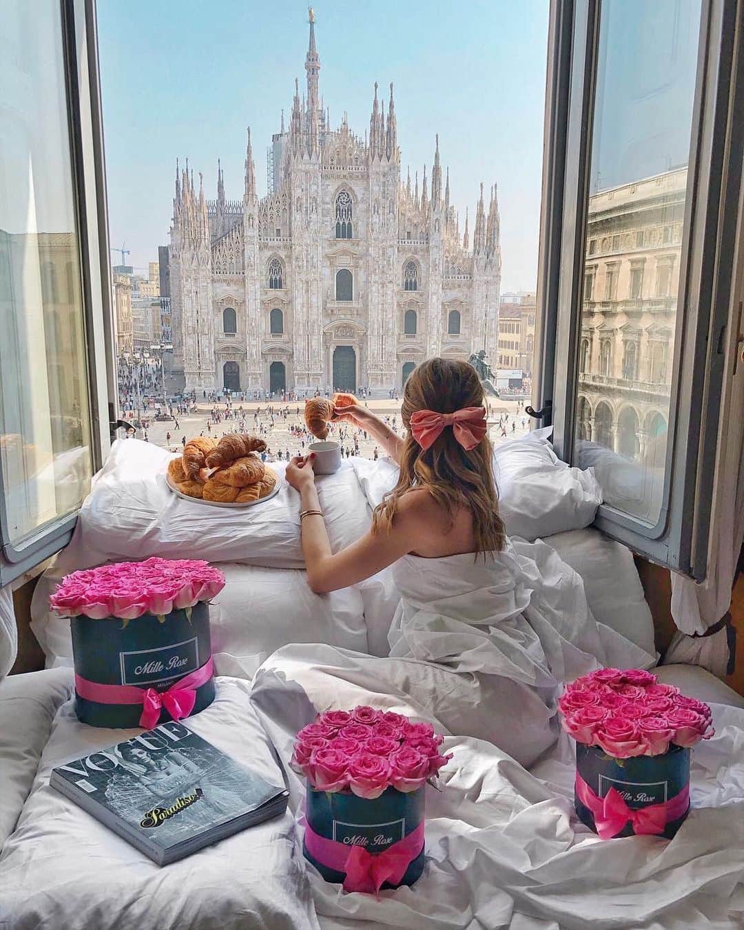 BEAUTIFUL HOTELSさんのインスタグラム写真 - (BEAUTIFUL HOTELSInstagram)「Swooning in Milan! 🌹 Wake up and indulge in a croissant with views of the cathedral and direct access to Museo Poldi Pezzoli. 🥐  Do you prefer city views 🌃 or nature views 🍃 when on vacation?  📽 @fashioninmysoul 📍 @glamour_apartments_milan Glamour Apartments, Milan, Italy」10月28日 23時27分 - beautifulhotels