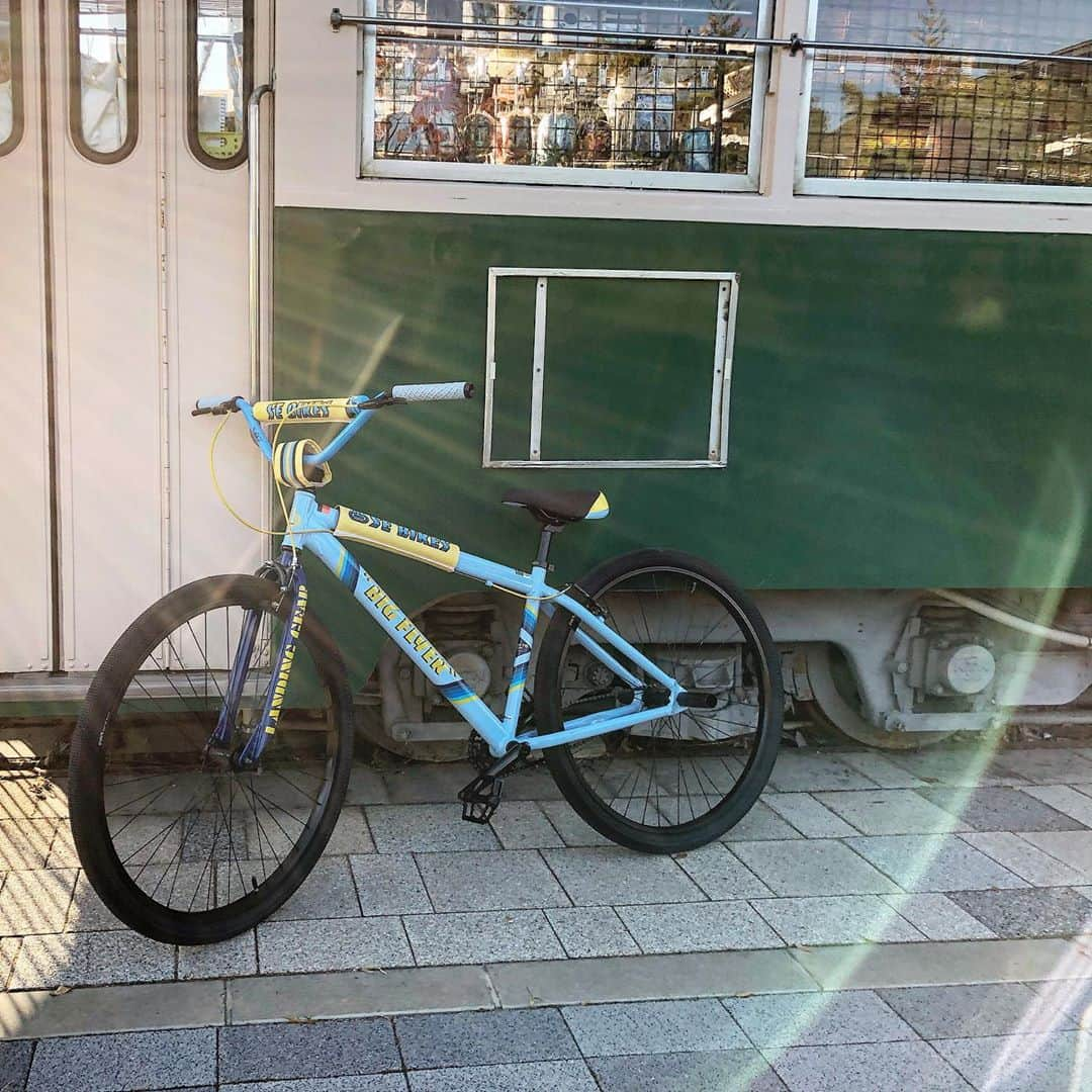 N∀OKIさんのインスタグラム写真 - (N∀OKIInstagram)「プロBMXライダー アキラ @jyu_bmx  が根を張る 神戸唯一の BMX PROSHOP 元町は @spaceark.kobe  にて @sebikes を GETおおおぉぉー!!!  速さと軽さとデカさと タフさを兼ね備えた 至福チャリやでい  愛を注いで諸々目一杯カスタマイズしてくれました  ホンマありがとう 最高の男アキラ  1から色々詳しく教えてくれるから 興味あれば是非神戸行った際は 一度行けばええやん 運命のチャリンコ きっとARUDE 　  SPACEARK  http://www.spaceark.jp  阪急「花隈駅」から西へ徒歩1分。 ドラゴンゲートジム隣  〒650-0012 兵庫県神戸市中央区北長狭通7丁目1-6  TEL:078-771-0427  #SPACEARK #SEBIKES」10月28日 23時28分 - chairoy1945