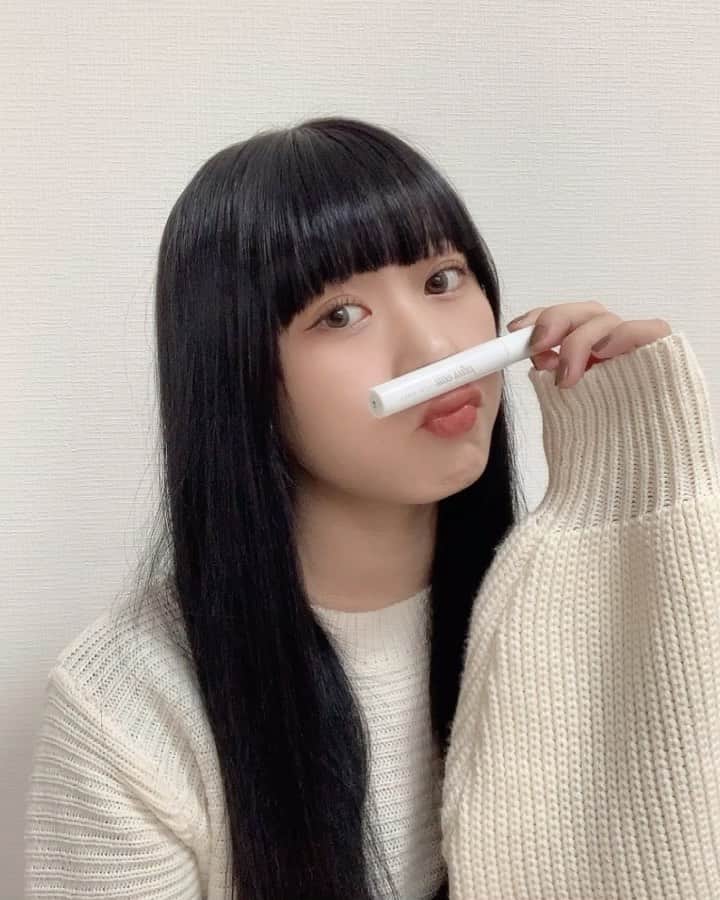 山下恵奈のインスタグラム：「黒髪ってアホ毛が目立つ(気がする！)からこれ使ってみたら簡単に直せてめっちゃお気に入り！⛓﻿ ﻿ 前髪にも使える〜🌬🌬﻿ ﻿ プリュスオーのポイントリペアってやつなんだけど、マスカラ状だからコンパクトでメイクポーチとかに入れれるのも嬉しい🧙‍♀️❤️﻿ ﻿ PLAZAで買えるよ〜！﻿ ﻿ #プリュスオー#ポイントリペア#まとめ髪用ポイントブラシ#アホ毛対策#スタイリング剤#ヘアスタイリング #pluseau_ad﻿ @plus_eau﻿」