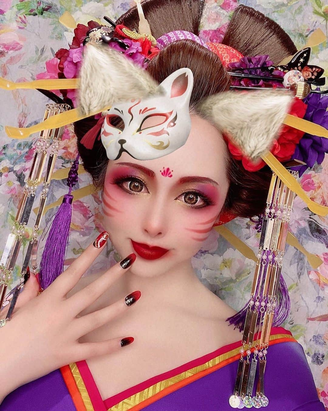 あやかさんさんのインスタグラム写真 - (あやかさんInstagram)「女狐よん⛩🏮🦊❤️🎃  ほぼsnowだけどw . . #ハロウィンメイク #ハロウィン #花魁 #狐の嫁入り #九尾狐 #女狐  #妖狐 #妲己 #halloweenmakeup #紫カラー #着物 #打掛 #花魁ヘア #メイク #自撮り #セルカ #セルフィー #カラコン#ビジョビ」10月28日 18時06分 - __aya.aya.aya__