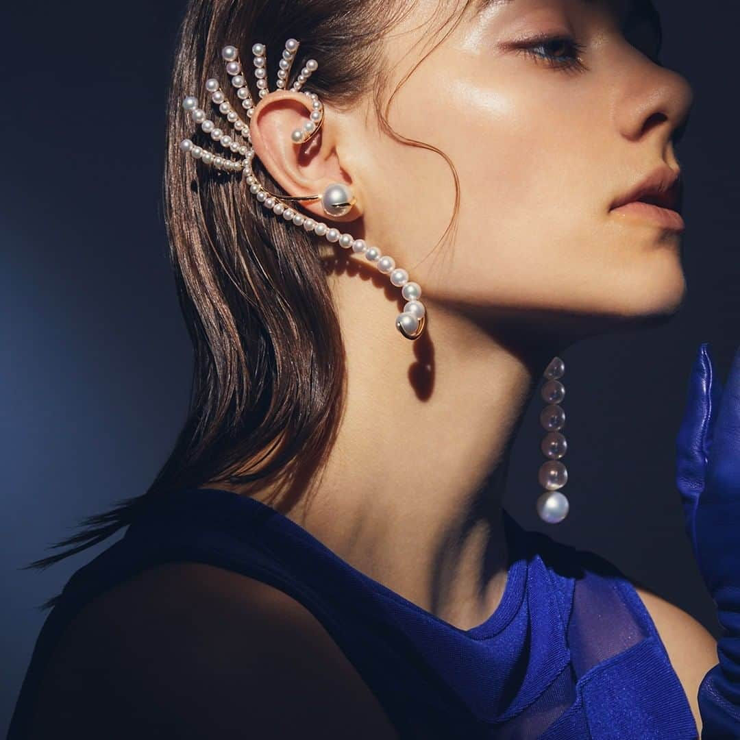 TASAKIさんのインスタグラム写真 - (TASAKIInstagram)「‘Waterfall’ from ‘TASAKI Atelier’, inspired by a waterfall running down dynamically. Enjoy the unique beauty of​ our new earringsーcharacterized ​by the lively arrangement of pearls in various sizes and shapes, and the combination of organic ​curves and graphical straight lines. #TASAKI #TASAKIAtelier #Waterfall #TASAKIpearl #pearl #SouthSeaPearl #earrings」10月28日 18時00分 - tasaki_intl