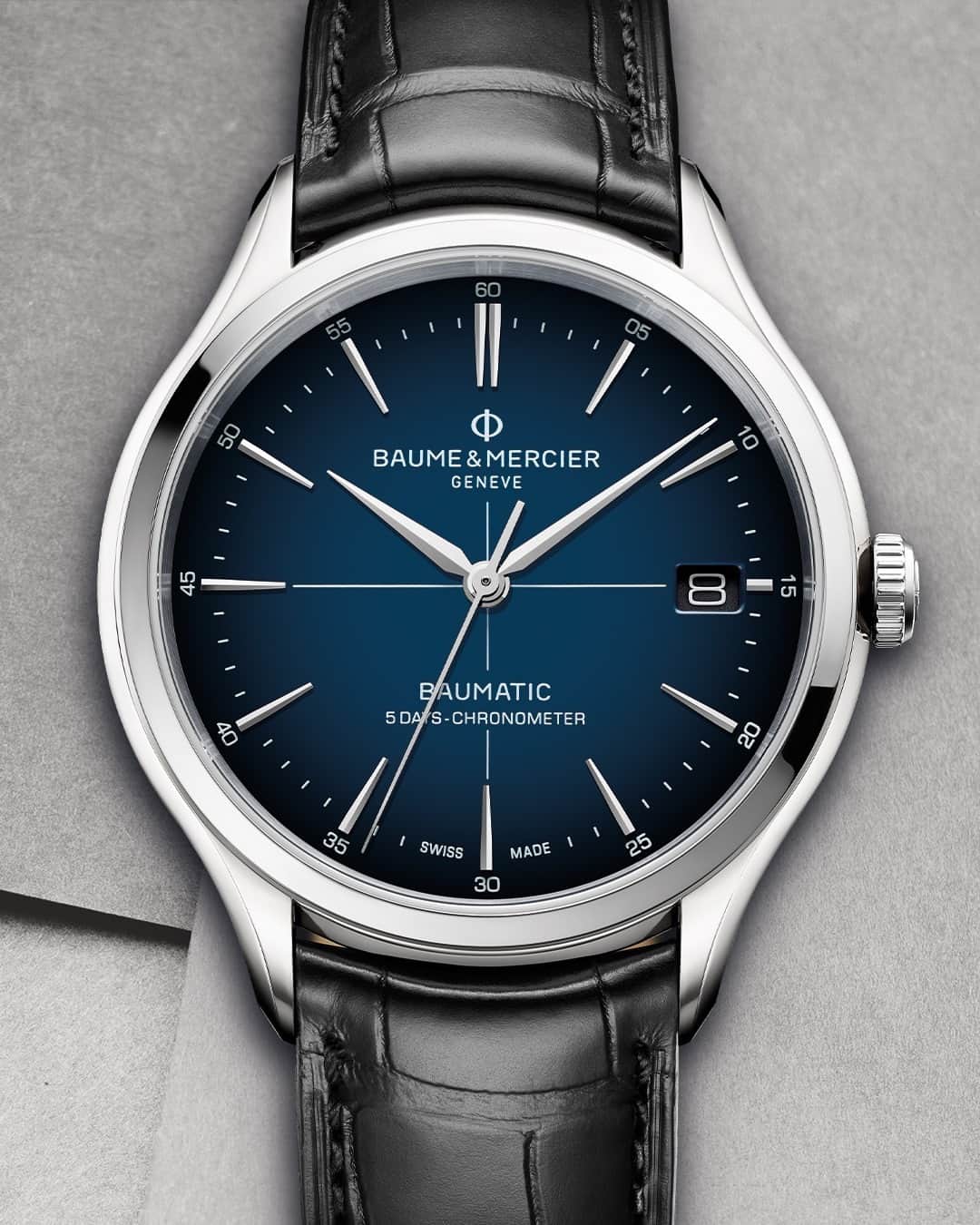 ボーンメルシーのインスタグラム：「Cool, Calm and Collected.  -- Clifton Baumatic 10467 40mm, Baumatic in-house Calibre, 5 Days Power Reserve, Chronometer⁣⁣ -- #baumeetmercier #cliftonbaumatic #swissmade #luxurywatch #timepiece  #watchmaking  #watchesofinstagram  #watchcollector  #watchoftheday  #watchfam」