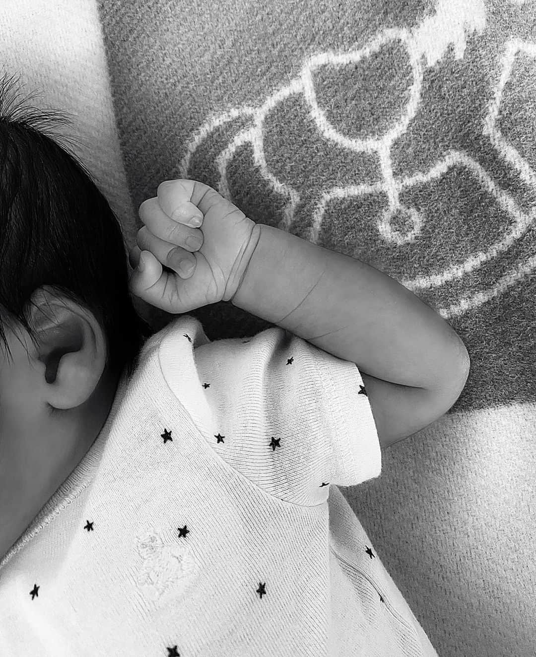 megbabyのインスタグラム：「ご報告。  かねてよりお付き合いさせていただいておりますELLYさんとの間に第一子となる男の子を出産したことをご報告させていただきます。 母子共に健康に過ごしております。  新しい世界を見せてくれた大切な命、無事に産まれてきてくれたこと、家族になってくれて、母にしてくれた我が子へ感謝の気持ちでいっぱいです。  言葉にできないほどの、想像もつかないほどの感動と愛でいっぱいにしてくれてありがとう👼🏼  これからも良きパートナーとして、私たちも息子と共に成長し学びながら子育てに努めて参りますので、あたたかく見守って頂けると幸いです。  Big thank you to my amazing partner🖤  Our big bright has arrived ✨ Thank you for making us parents. Words can't explain how much i love you🤍 You changed my life♾🕊 We all thank you guys for the support, and well wishes.  私自身お仕事は今まで以上に力を入れ、 より良い化粧品を作り、ひとりでも多くの人に幸せと美容のサポートができるよう進み続けたいと思っています。  MEGBABY」