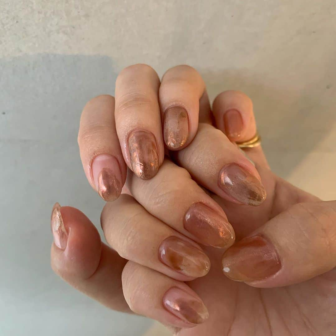 RiLiさんのインスタグラム写真 - (RiLiInstagram)「唯一無二のデザインが楽しめる【ニュアンスネイル】💅♡⁣ .....⁣ 次のネイルのデザインに悩んでいる子必見🧚‍♀️✨秋にぴったりな【ニュアンスネイル】を楽しむのはいかが❔❔⁣ ニュアンスネイルの魅力は、唯一無二のデザインなこと🪐同じ色味を使っていても全く同じデザインになることはないから、自分だけのオリジナルデザインになるのっ🐝♡⁣ ジェルネイルができない子は、セルフでも何色か重ねれば簡単にできちゃうよ🌛秋っぽカラーでやってみるのがおすすめ〜〜🙈🍂⁣ ❣❣❣❣❣⁣ サイトやSNSで掲載させていただくお写真募集中😘📸⁣ かわいいコーデやアイテム、注目スポットなどが撮れたら、ハッシュタグ→#rili_tokyo  を付けて投稿❗⁣ ．⁣ Special Thanks💋 Photo by⁣ @rui_0908⁣ @_____sa.9⁣ @yyi5ii⁣ @miihastagram⁣ @epica_kazuka⁣ @otete.su__⁣ @nami___grm⁣ @epica_harumi⁣ ．⁣ #秋 #ニュアンスネイル #アンニュイネイル #秋ネイル #べっ甲ネイル #セルフネイル #ジェルネイル #くすみカラーネイル #マットネイル #キャラメルネイル#ネイルチップ #手元コーデ #手元くら部  #ベージュコーデ#ブラウンコーデ  #ワントーンコーデ #くすみカラーコーデ #シンプルコーデ  #カジュアルコーデ #ガーリーコーデ #置き画 #置き画くら部 #rili_tokyo #おしゃれさんと繋がりたい #お洒落さんと繋がりたい #ファッション #패션스타그램 #ootd #outfit」10月28日 18時01分 - rili.tokyo