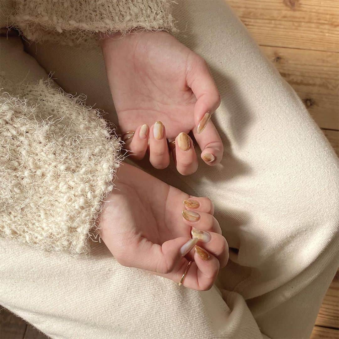 RiLiさんのインスタグラム写真 - (RiLiInstagram)「唯一無二のデザインが楽しめる【ニュアンスネイル】💅♡⁣ .....⁣ 次のネイルのデザインに悩んでいる子必見🧚‍♀️✨秋にぴったりな【ニュアンスネイル】を楽しむのはいかが❔❔⁣ ニュアンスネイルの魅力は、唯一無二のデザインなこと🪐同じ色味を使っていても全く同じデザインになることはないから、自分だけのオリジナルデザインになるのっ🐝♡⁣ ジェルネイルができない子は、セルフでも何色か重ねれば簡単にできちゃうよ🌛秋っぽカラーでやってみるのがおすすめ〜〜🙈🍂⁣ ❣❣❣❣❣⁣ サイトやSNSで掲載させていただくお写真募集中😘📸⁣ かわいいコーデやアイテム、注目スポットなどが撮れたら、ハッシュタグ→#rili_tokyo  を付けて投稿❗⁣ ．⁣ Special Thanks💋 Photo by⁣ @rui_0908⁣ @_____sa.9⁣ @yyi5ii⁣ @miihastagram⁣ @epica_kazuka⁣ @otete.su__⁣ @nami___grm⁣ @epica_harumi⁣ ．⁣ #秋 #ニュアンスネイル #アンニュイネイル #秋ネイル #べっ甲ネイル #セルフネイル #ジェルネイル #くすみカラーネイル #マットネイル #キャラメルネイル#ネイルチップ #手元コーデ #手元くら部  #ベージュコーデ#ブラウンコーデ  #ワントーンコーデ #くすみカラーコーデ #シンプルコーデ  #カジュアルコーデ #ガーリーコーデ #置き画 #置き画くら部 #rili_tokyo #おしゃれさんと繋がりたい #お洒落さんと繋がりたい #ファッション #패션스타그램 #ootd #outfit」10月28日 18時01分 - rili.tokyo