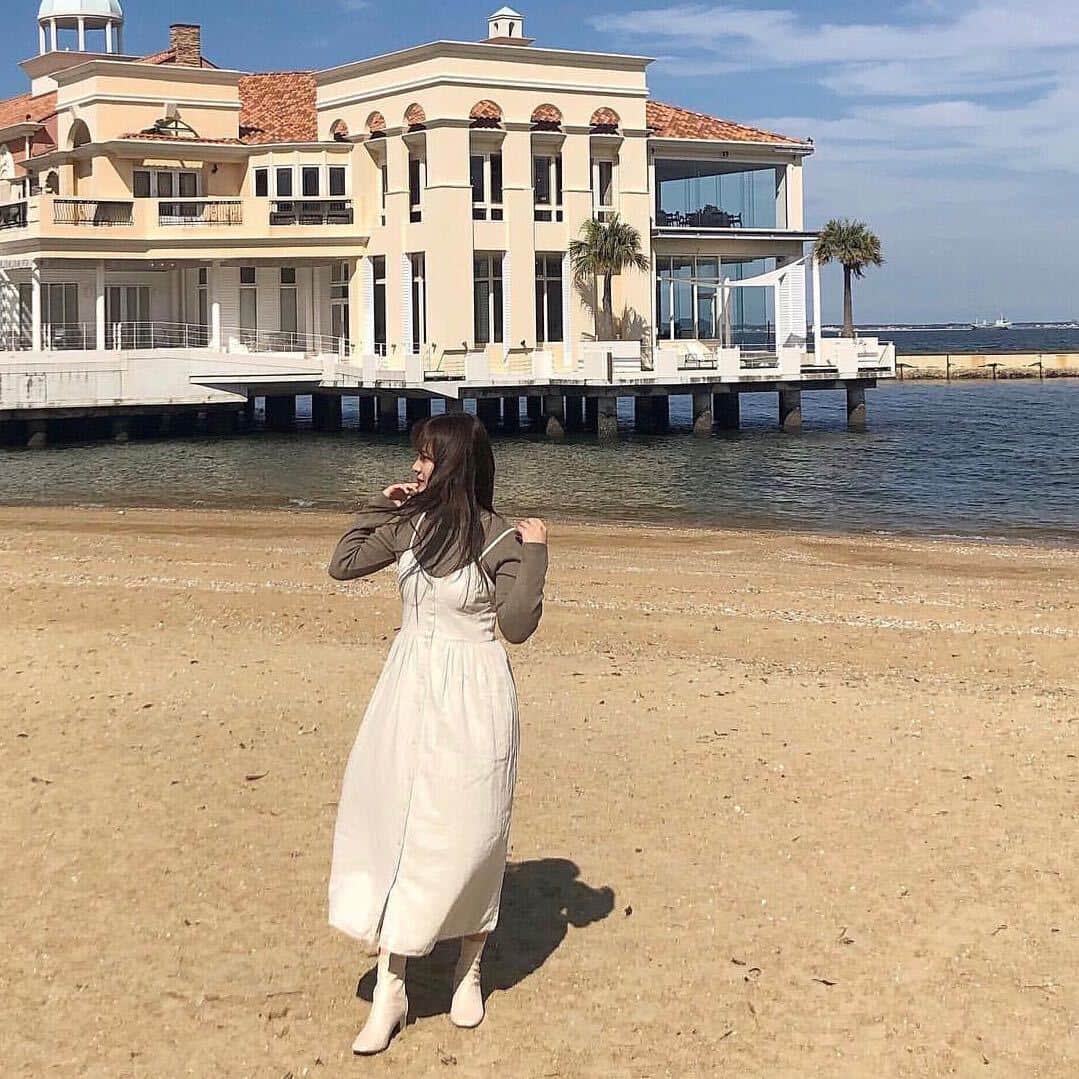 のインスタグラム：「.⁣ 福岡にあるロマンティックなビーチでチルしない？🐟⁣ .⁣ こちらのビーチは、福岡県福岡市にある「シーサイドももち海浜公園 百道浜地区」。⁣ ロマンティックな建物と海と空の青さを堪能できるスポット👒⁣ 博多や天神からのアクセスも良いので、人気の観光地なんです◎⁣ レストランやショッピングを楽しめるエリアもあるので、一日中エンジョイできますよ💙⁣ .⁣ ＜information＞⁣ 〒814-0001 福岡県福岡市早良区百道浜2丁目、4丁目地先⁣ .⁣ MERYでは他にも「かわいい」に近づくさまざまな情報を発信しています。⁣ @mery.beauty コスメ・美容に特化した情報をお届け♡⁣ @mery_spot 話題のカフェやお出かけスポットをご紹介！⁣ @_meryshop_  MERYセレクトの可愛いアイテムがたくさん⁣ こちらもぜひチェックしてみてください！⁣ .⁣ .⁣ photo by @1484__yy @nnnnnene39⁣ .⁣ #MERY #regram #sea #fukuoka #beach #travel  #후쿠오카여행  #후쿠오카 #福岡 #シーサイドももち海浜公園 #シーサイドももち #海 #ビーチ #百道浜 #ももち浜 #海ピク #海チル #福岡ビーチ #福岡旅行 #福岡観光 #旅好きな人と繋がりたい #旅行好きな人と繋がりたい #国内旅行 #絶景 #絶景スポット #お洒落 #お洒落さんと繋がりたい #MERY女子 #メリー」