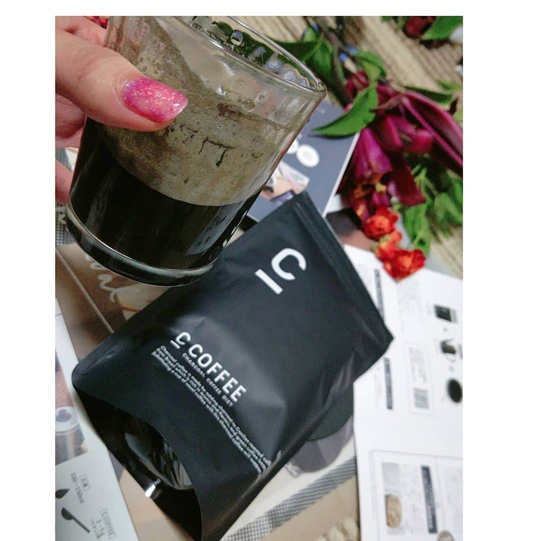 のインスタグラム：「@c_coffee_official の、コーヒーを飲みながら ダイエット出来る炭とMCTオイルが 入ったチャコールコーヒー🤗✨ 「C COFFEE」  炭のパウダーが入ってて エネルギー分解が早いMCTオイルや 水溶性食物繊維が入っていて、  炭の高い吸着力で、不要なものをデトックスしてくれて ダイエットをよりサポートしてくれるよ😽🍁  ほんとに見た目は真っ黒だけど、 歯にあまり付かないし、炭の独特な味にくせもない🌸  牛乳に混ぜても美味し( ˶ ❛ ꁞ ❛ ˶ ) 豆乳でもいいけど、味がまろやかになるよ😍👍  そのままで飲むとスッキリとした、奥深いお味👍  コーヒー好きな方、ぜひお試ししてみてね🤗✨   #チャコールコーヒー #ダイエットコーヒー #コーヒーのある暮らし#炭 #MCTオイル #チャコールクレンズ#ダイエット #シーコーヒー #cコーヒー #c_coffee　#ダイエット#die t#ダイエットサポート #ダイエットサプリ #dietplan #drink #コーヒー好きな人と繋がりたい  #コーヒー #coffeetime #coffee #coffeelover #cafestagram #cafe #お家カフェ #美容#Beauty#PR #炭#美味し」