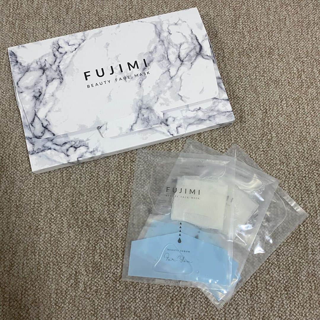 Chiuさんのインスタグラム写真 - (ChiuInstagram)「昨日投稿したサプリの他にも@fujimi_official にパーソナライズマスクというものがあるから使ってみました♥️ . フェイスマスクはサプリ同様肌診断をして自分の肌に合わせてカスタマイズされたマスクが作られて送られてきたよ(ᐡ⸝⸝- ̫ -⸝⸝ᐡ) 一袋の中で第一美容液と第二美容液と分かれていて、使う直前に混ぜるので出来たての新鮮な美容液ができあがります👶🏻 . 翌朝もお肌ぷるぷるになるし、化粧ノリがめっちゃ良くなったよ(^_-)✌️🏻 大切なデートの前日とかにおすすめヾ(^｡^)ノ . #fujimi #パーソナライズマスク #pr #美容」10月28日 18時02分 - chiu_peach