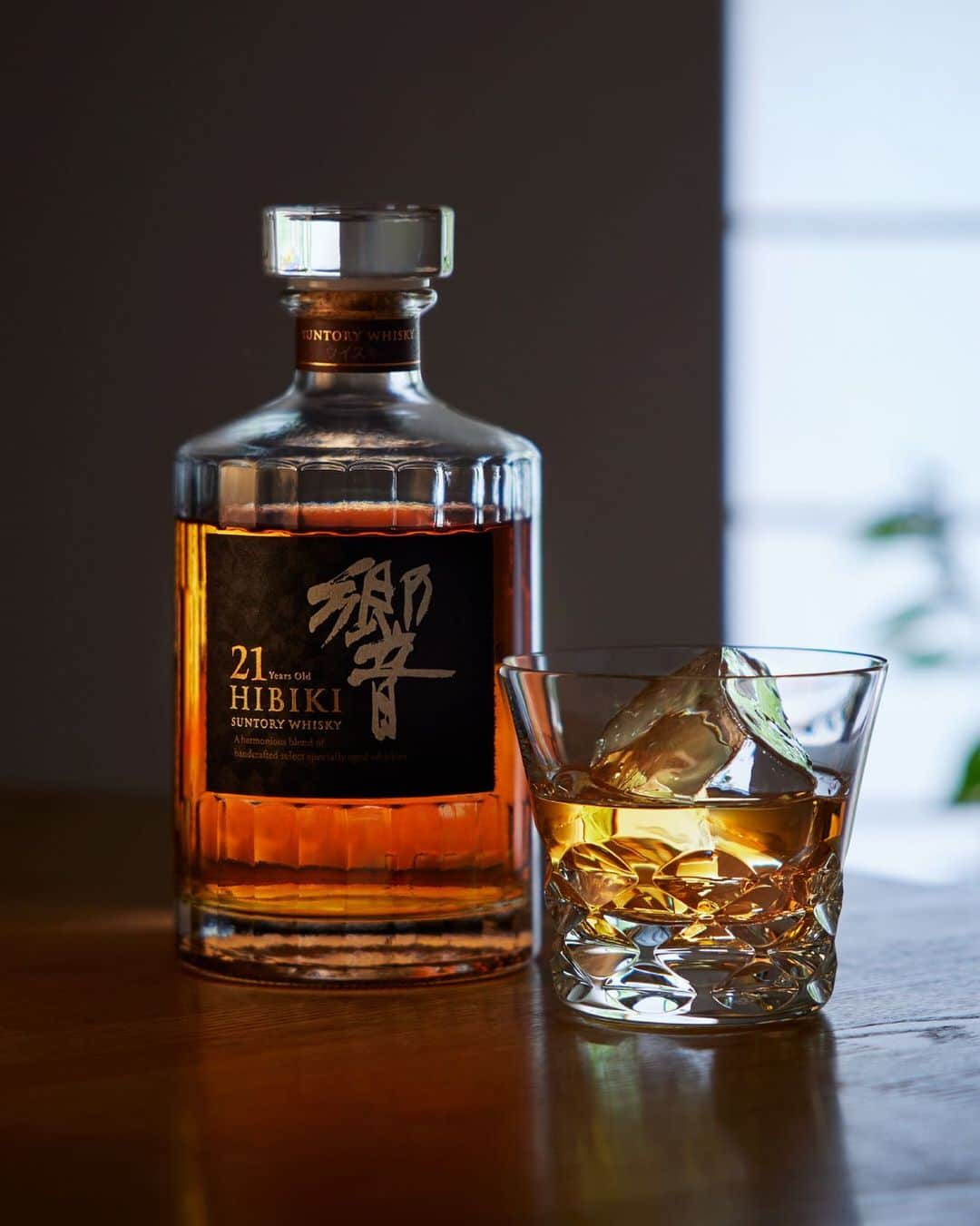 響 | SUNTORY WHISKY HIBIKIさんのインスタグラム写真 - (響 | SUNTORY WHISKY HIBIKIInstagram)「. HIBIKI TIME　～二十四節気・霜降～  こころも静まる晩秋の日暮れ The late fall sunset eases your mind.  #hibiki #響 #二十四節気 #24seasons #霜降 #soko #晩秋 #lateautumn #オンザロック #ontherocks #withnature」10月28日 18時03分 - suntorywhisky_hibiki