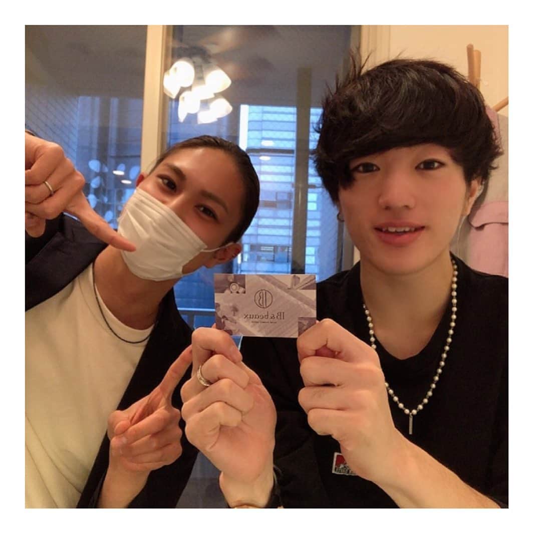 太郎あげあげのインスタグラム：「メンズマツエクと眉毛の脱毛してもらった🐼六本木の落ち着く場所だった🌿是非興味ある方はタグから！ #イケメンと並びたくない #以前もお世話になった #パプリカ食べたい　#嘘」