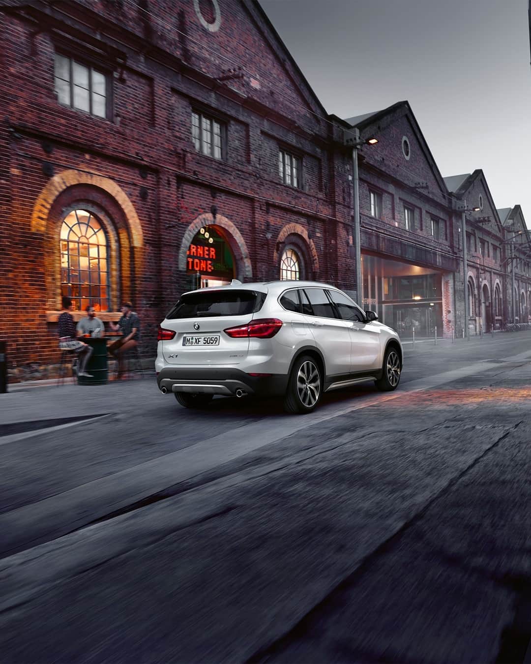 BMWのインスタグラム：「Sunset coffee, anyone? The BMW X1.  #TheX1 #BMW #X1 __ BMW X1 xDrive25i: Fuel consumption in l/100 km (combined): 6.8–6.3. CO2 emissions in g/km (combined): 155–144. Further information: www.bmw.com/disclaimer.」