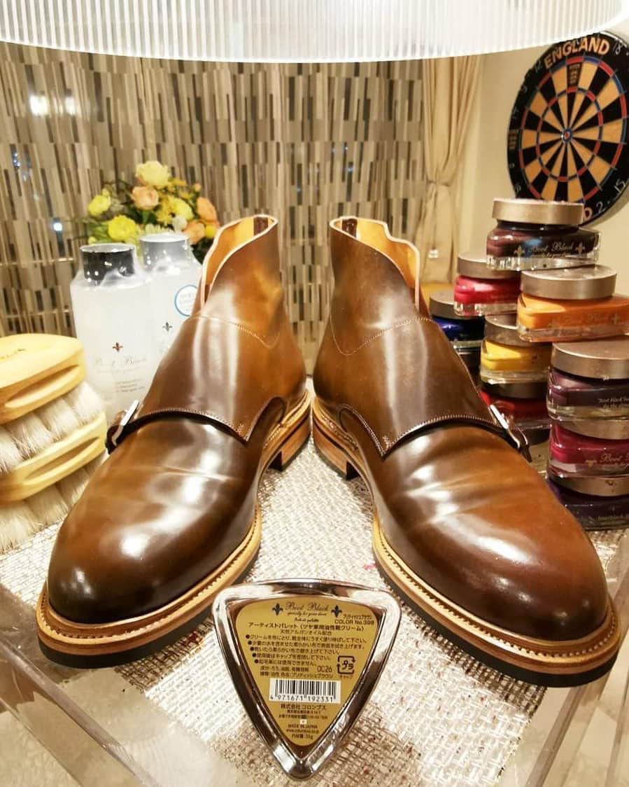 bootblack_officialさんのインスタグラム写真 - (bootblack_officialInstagram)「High shine on a pair of cordovan boots with the Artist Pallet British Brown cream 🇬🇧 This is a special colored cream produced for @gakuplus  Photo by : @takei0201   #columbus#bootblack#artistpallet#shoecare#shoeshine#shoepolish#shoegazing#shoestagram#mensshoes#mensfashion#leathershoes#highshine#madeinjapan#japanmade#japanmadeshoecare#japan#nagoya#gakuplus」10月28日 18時08分 - bootblack_official