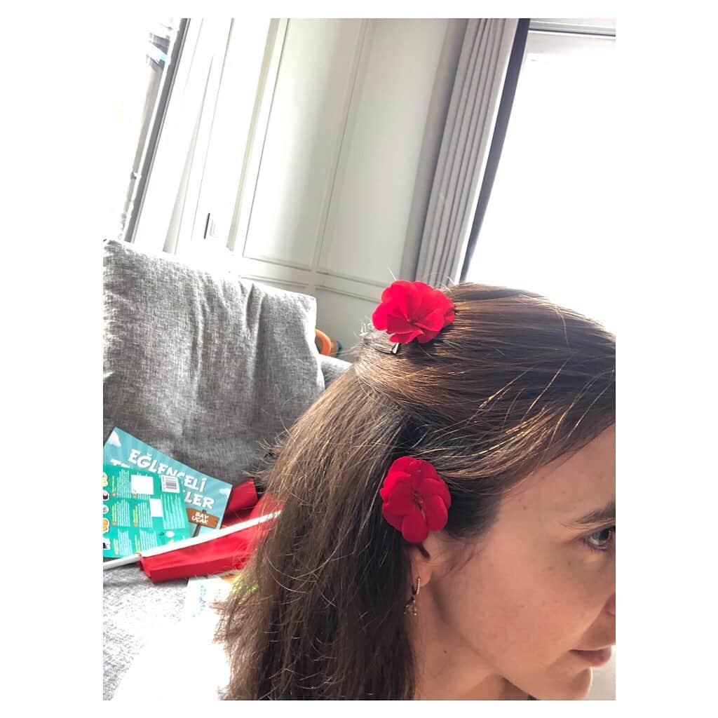 ナズ・アイデミルのインスタグラム：「Anne çiçeği kulağına tak. Anne çiçeği en yukarı tak. ❤️」