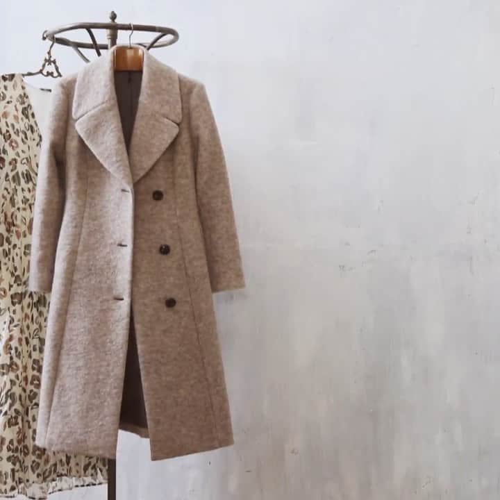Luxe armoire capriceのインスタグラム：「イタリア べカリ社のスライバーニットを使用したデザインコート。空気を含ませながら織ることで実現したエアリーな風合いと保温性に優れたスライバーニットで、ボリューム感がありながらも驚くほど軽く暖かい着心地を叶えます。  小顔効果を発揮する大きな襟と、ボリューミーなリボンでウエストにアクセントをつけたAラインの美シルエットが、スタイルアップとフェミニンな上品さを引き立てる一着。 ベージュとネイビーの2色展開です。  Coat [オンラインストア販売アイテム] ¥31,900 l'armoire de luxe One-Piece [オンラインストア販売アイテム] ¥19,800 KAFFE Shoes ¥27,500 gaimo 以上すべて税込価格  公式webサイトでは秋冬の新作をご紹介するwebカタログを公開しています💐 ▶︎ @luxe_armoirecaprice_official プロフィール リンクより公式サイトをご覧ください。  #luxearmoirecaprice #リュクスアーモワールカプリス #秋冬 #秋コーデ #2020aw #新作 #newitem #instafashion #model #fashion #セレクトショップ #インポート #大人可愛い #大人カジュアル #コーディネート #モデル #海外ファッション #ヨーロッパブランド #カラーコート #ロングコート #べカリ #秋ワンピース #ワンピースコーデ #今日のコーデ #ootd #kaffe #gaimo」
