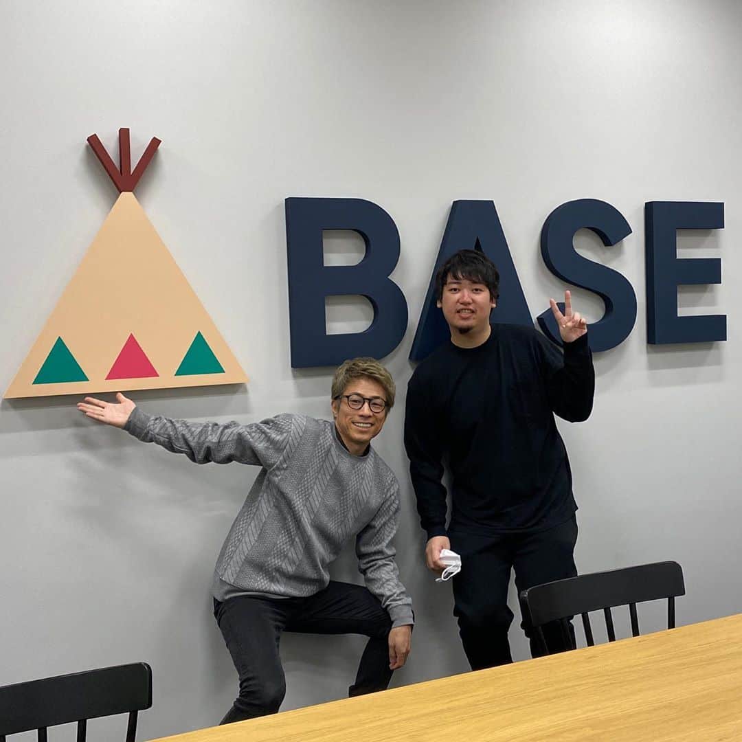 田村淳のインスタグラム：「BASEの鶴岡君と^_^  誰でも簡単にネットショップが作れる！ これからは、1人が1人ショップをもつ時代になると思う。なので今は売るもがなくても、とりあえずショップのアカウントだけ作っておくと良いと思う^_^  僕は３歳と０歳の娘に 姉妹でやれるネットショップを プレゼントしようと思う。 お店屋さんごっこじゃなくて リアル店舗で学んで欲しい！  娘たちのお店できたら報告します^_^  みんなはBASEにお店持ってますか？ または、 BASEで買い物した事ありますか？  僕もatsushimeganeという お店があります^_^フォローしてね  #BASE」