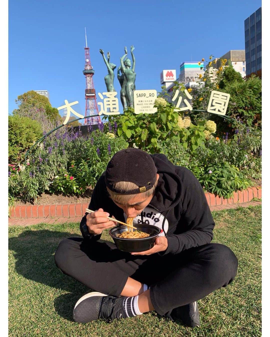 北野貴之さんのインスタグラム写真 - (北野貴之Instagram)「いつ食べても美味しい175°DENO〜担担麺。 今や札幌でも素晴らしい活躍を見せ、全国にも世界視野にいれるラーメン屋の出野光浩。 北海高校サッカー部一個下の後輩でだけど、ここまで経営者として成長しても素直な心の姿勢、それこそが北海健児。 1店舗目から可愛がり、今はもう何店舗あるのか。  コンビニでも売られるようで！ 今回は、コロナ期間の間にお持ち帰り175°DENO〜担担麺を考案して、大通り公園で食べました。変わらずめっちゃ美味しかった！ 北海高校の先輩ですので北海高校の子は挨拶に。 札幌の観光にいらした際には、皆さま是非宜しくお願い致します。  #175°DENO担担麺#北海高校#後輩#サッカー#後輩」10月28日 18時16分 - takashi_kitano