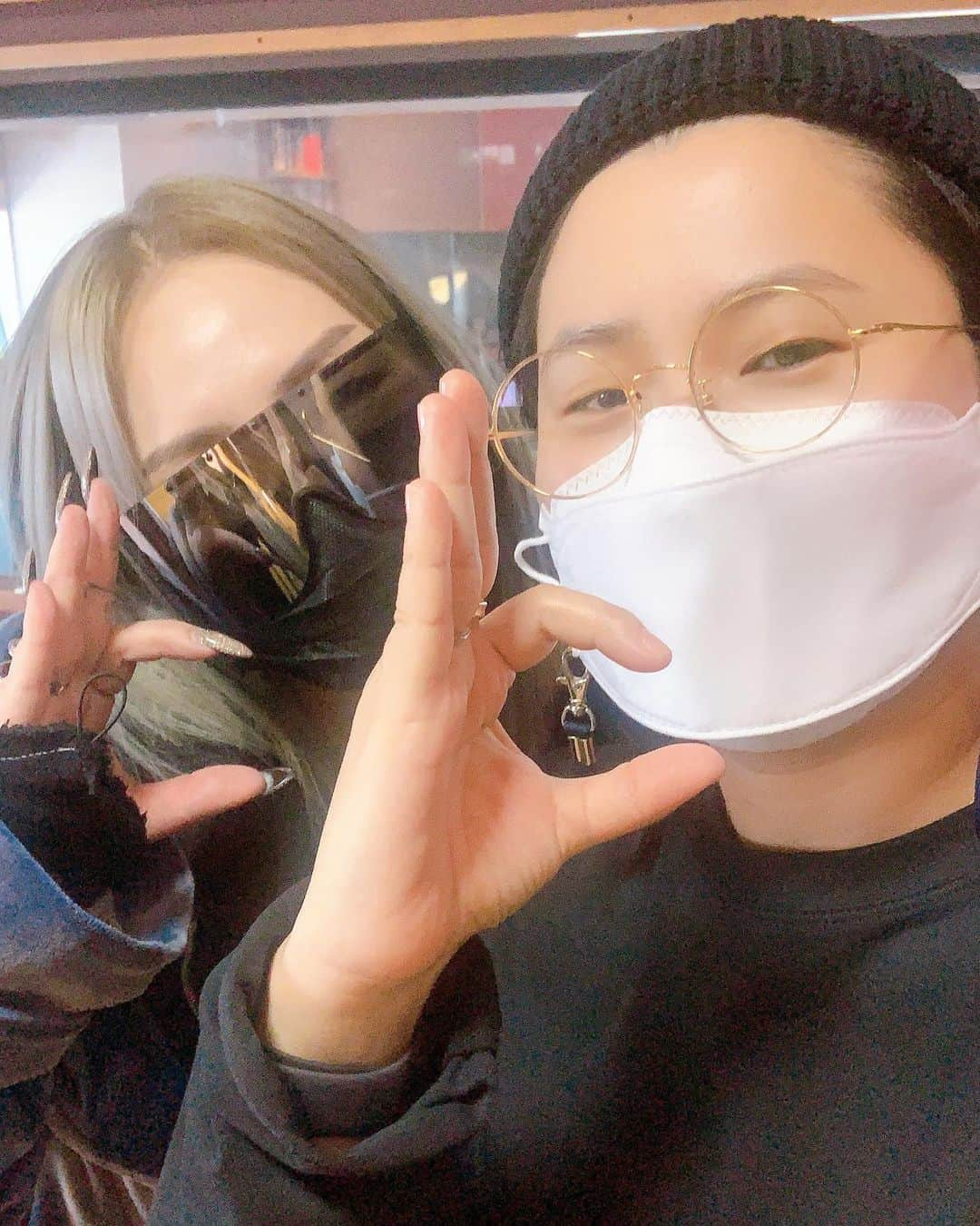 キム・シニョンのインスタグラム：「#의리 #정오의희망곡김신영입니다 #CL#주라주라 #김신영  8년만에 첫#컴백 을 내 라디오로 정해줘서 고마워#행복 이였어#내일 낮 1시#화 #스밍갈께」