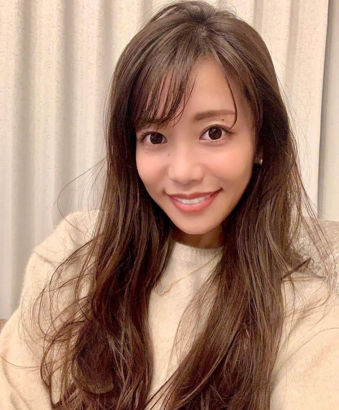 福山唯のインスタグラム：「ハイライトは @lunasolofficial ♡♡ 先日の撮影で使っていただいたらとってもきれいなつやつや肌になって🥺✨ 早速購入しました♡♡ . . 今日から2つ目のインビザライン ✨ 着け始めはやはり少し痛い😬！ でも気になってた隙間がもう縮んできていて😳♡♡ 少しくらい痛くても頑張ろうと思えます☺️ そして、前回は表からのワイヤーだったから全然目立たないのもすごい✨✨言わなければ気づかれないと思います👏 痛みと装着した感じについてお問い合わせ頂いてたので書いておきます☺️ .  .  #cosmetics  #hightlights #makeup #lunasol #beauty #cosme #invisalign #longhair  #コスメ　#コスメレポ　#ハイライト　#艶肌　#ルナソル　#メイク #インビザライン #プルチーノ歯科矯正歯科　#お花のある暮らし」