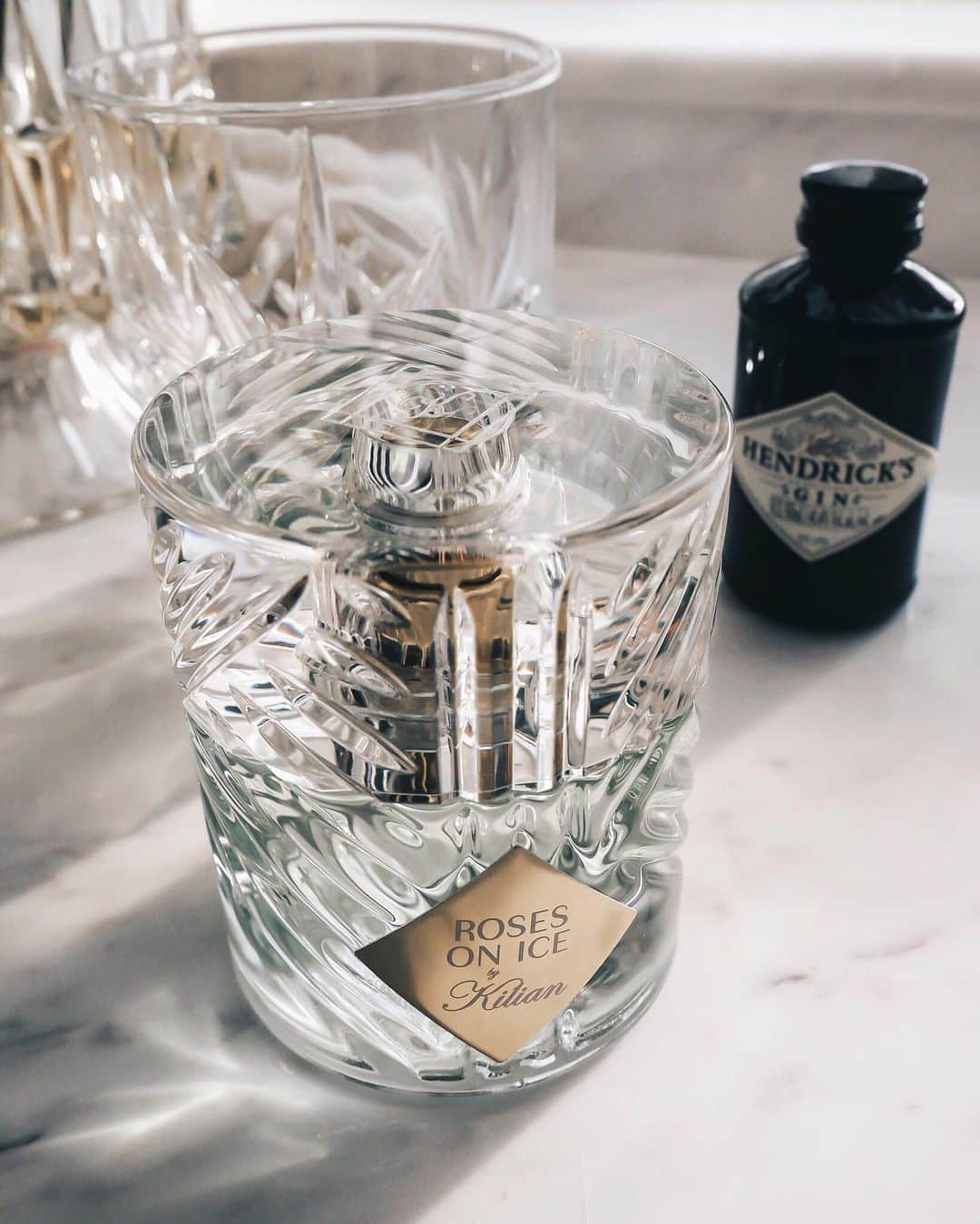 Ruby Kwanのインスタグラム：「Happy hump day. 🖤 Let’s have some Hendrick’s Gin and Roses on Ice. 🍸✨💎 @kilianparis #KilianxHK #TheLiquors #RosesOnIce #rougeclosetbeauty」