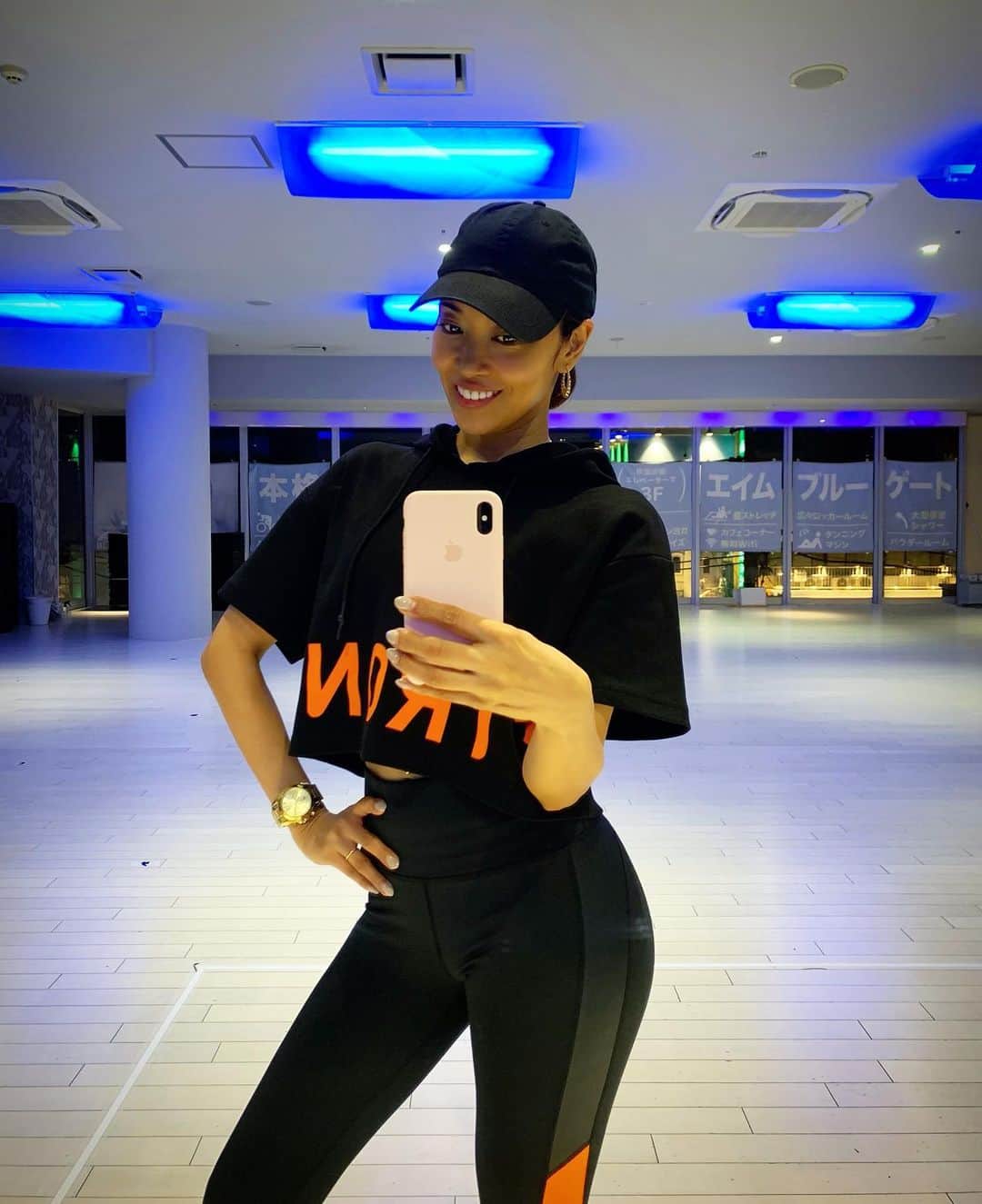 Meg（メグ）のインスタグラム：「. お気に入りの @strongnationjp  Strong Nationの新作✨😊 オレンジがアクセントでいい感じ🧡🖤 . . 私が参加するZUMBA のオンライン イベント今日締め切りです‼️ 皆様の参加お待ちしてます💁🏽‍♀️ 30歳以下は無料‼️ . 詳細は下記となります。  #UKnowZUMBA #UknowSTRONG -#2020AZC_Pre-  #ユーノウズンバ #ユーノウストロング  開催期間: 2020年11月2日(月)〜11月12日(木) ＊平日のみ開催  場所 : ZOOM  価格(税別): 2Week フリーパス　 30歳以下：無料　 ＊必ず事前に生年月日の記載された証明書を「event@j-wi.co.jp」までお送りください。ご確認後無料クーポンを発行させて頂きます。  JWI各種会員：¥3,000 　一般: ¥4,000  スケジュールはこちらからどうぞ  files.j-wi.co.jp/uploads/mydir/2020/20201014123117.pdf  ＊一部スケジュールの変更が生じる場合がございます。その点ご了承ください。  皆様のご参加を心よりお待ちしております。  #ズンバ #ダンス #ストロング #workout #脂肪燃焼 #ダイエット #筋トレ #尻トレ #スクワット #踊れる筋肉」