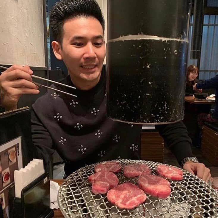 KollaBoさんのインスタグラム写真 - (KollaBoInstagram)「﻿ ﻿ ﻿ 【お客様ご来店👦】﻿ ﻿ 焼肉を頼んだら😊！！﻿ ﻿ まずはさっぱりとお塩やレモンで﻿ 牛タンですよね😝？﻿ ﻿ お客さまも待ちきれない様子が﻿ お写真からも伝わってきますね😋！！﻿ ﻿ 沢山食べてほしいです🤩！﻿ ﻿ ﻿ -----------＊----------＊----------＊---------﻿ ㅤㅤㅤㅤㅤㅤㅤㅤㅤㅤㅤㅤㅤ﻿ kollaboで"LINE@"開始!!!✨﻿ 登録するだけで、"お得なクーポン"や﻿ "料理のサービス"がもらえちゃいます♪﻿ 【@kollabo】﻿ をLINEアプリでID検索して追加してくださいね😊✨﻿ ㅤㅤㅤㅤㅤㅤㅤㅤㅤㅤㅤㅤㅤ﻿ ＊-----------＊----------＊---------＊---------﻿ ㅤㅤㅤㅤㅤㅤㅤㅤㅤㅤㅤㅤㅤ﻿ #kollabo #韓国料理 #韓国 #韓国グルメ #焼肉 #肉肉肉 #肉好きな人と繋がりたい #肉好き  #肉食 #肉テロ #東京グルメ #東京 #都内グルメ  #ヘルシー #女性に大人気 #インスタグルメアワード2020#食べログ#食べるの好きな人と繋がりたい#グルメ好きな人と繋がりたい#マッコリ#肉盛り#タン#yakiniku#meatlover#wagyu#foodstagram#foodporn」10月28日 18時33分 - kollabo5647