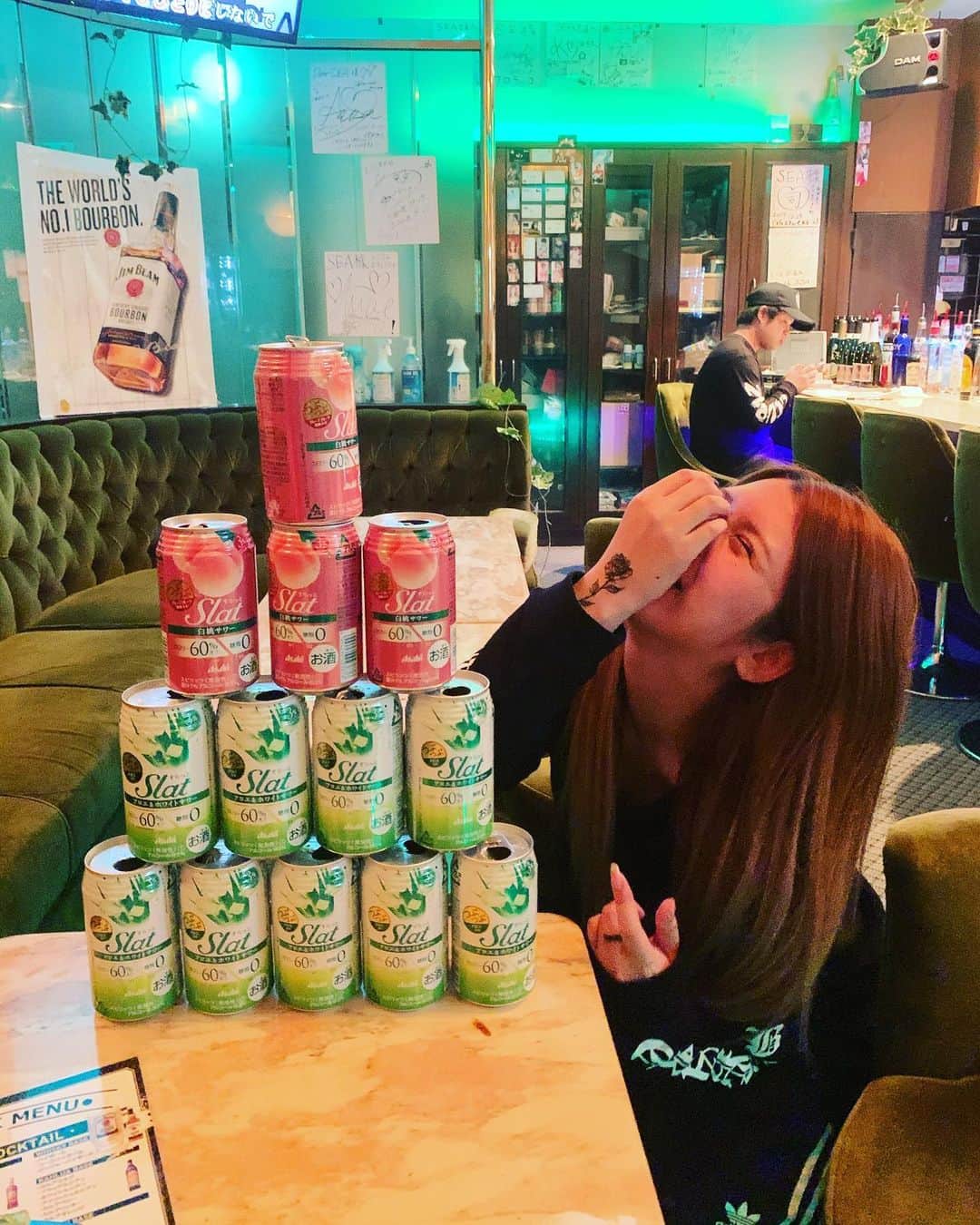 坂口杏里のインスタグラム：「ご無沙汰してます！ 坂口、今日23:00頃からまた出勤です！ ライン交換、記念撮影 しましょーこ♥️🎉 気持ちを改めてまたたくさんのお客様とたくさん笑って、私なりに焦らずゆっくりと頑張りたいと思います！ SEAは私の居場所、 こんな私をずっとずっと、 見捨てないでいてくれているSEAの、これが本当の大切な仲間。 言葉で表しきれません。  久々の出勤、楽しみに お待ちしてます🌈🌟  歌舞伎町2-14-8 メトロプラザ2ビル 3F  BAR  SEA 0362338484」
