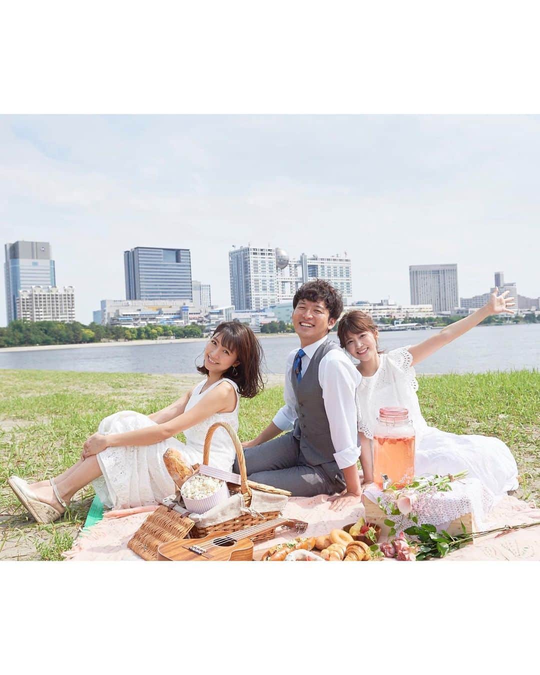 フジテレビアナウンサーのインスタグラム：「フジテレビ女性アナウンサーカレンダー2020 撮影の裏側🎬をご紹介…  8月編・第二弾のテーマは…『可憐な花々に忍び寄る二つの黒い影？』です。笑  竹内友佳アナ・三田友梨佳アナの撮影が順調に進む中、 ウクレレ片手にサプライズ登場したのは…生田竜聖アナ👦🏻  ふわふわ髪を海風になびかせながら、裏側リポートを務めました🎤 （FODアナマガにて配信中です🎥） https://fod-sp.fujitv.co.jp/s/genre/announcer/sera002/a002110042/  同期三人ショットもパシャリ👧🏻👦🏻👧🏻 仲の良さが伺えます♪  ただ、こんな平穏な時間も長くは続かず…  生田アナに続き、なぜかウェットスーツ姿の榎並大二郎アナが砂ぼこりを上げながら乱入してきました💨  かつてこの同期三人による鎌倉旅(FODアナマガ)のロケを行った時、榎並アナが海から泳いで登場した経緯があり、今回も同じスタイルで撮影に飛び入り参加してきたのでした🏄‍♂️ （今回、台場の海は遊泳禁止なので波打ち際を走ってきたそうです。）  珍客たちの登場で、賑やかな撮影現場となりました🙌  そして締めの写真は、せっせと世界観を演出する新美P💁🏻‍♀️ フルーツ盛り付け中のジューシーな笑顔です🤤  ご自宅にいながら、お台場めぐりができる フジテレビ女性アナウンサーカレンダー2020 そして、 フジテレビ女性アナウンサーカレンダー2021～Welcome to Fuji Television～　 をよろしくお願いいたします☺️ ‪‪※‪‪フジテレビ公式通販サイト「フジテレビe！ショップ」、フジテレビショップほか全国書店にて販売されております🙋🏻‍♀️  #竹内友佳 #三田友梨佳 #生田竜聖 #榎並大二郎 #新美有加 #フジテレビアナウンサー  撮影協力デザイナー💐 田邊和則さん（フジテレビフラワーネット) @ks_f0420」
