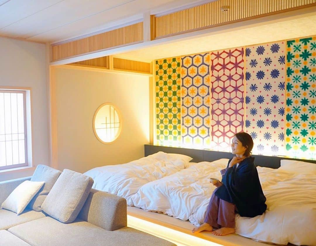 Remiさんのインスタグラム写真 - (RemiInstagram)「pretty Japanese room with Samiuai culture🏯🇯🇵 界長門のご当地部屋🌼 武家文化を表現した客室は、山口の無形文化財である徳地和紙のカラフルな模様を始め、大内塗の壁飾りやキーホルダーがとっても可愛らしい🎎✨  文化体験では、山口の伝統工芸「赤間硯」で墨を擦り、毛筆で扇に綴りました✍️ 👦🏻の初めてのお習字、大人顔負けの芸術的な作品ができ、お部屋に飾ると良い感じに👏💮 3歳児の感性を素敵な形に残せて良い記念になりました☺️  #長門五彩の間 #界長門 #山口県 #星野リゾート #伝統工芸 #徳地和紙 #大内塗 #赤間硯 #ご当地部屋 #習字 #国内旅行 #子連れ旅 #gototravel #gotoキャンペーン #LOVETABI #LOVETABIMama」10月28日 18時28分 - remi_912