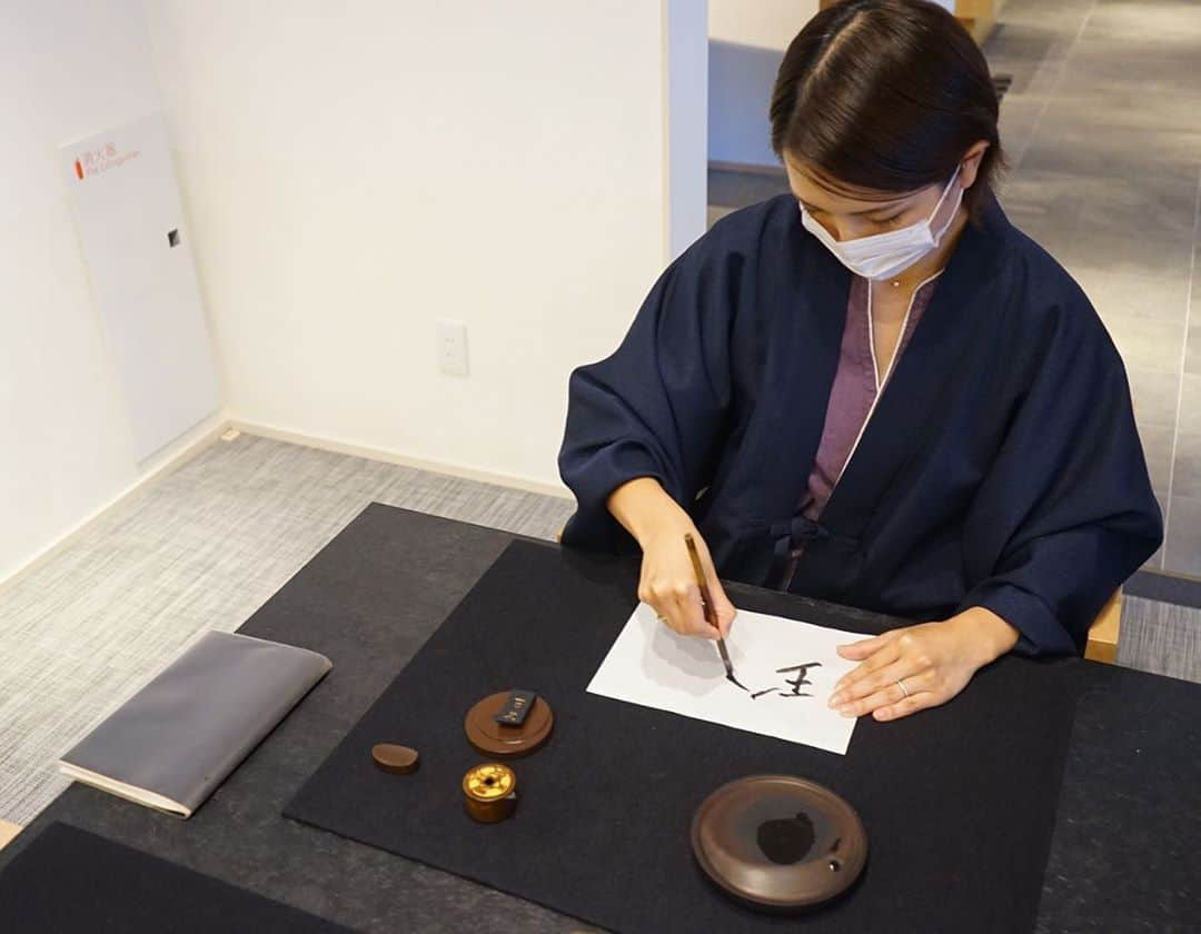 Remiさんのインスタグラム写真 - (RemiInstagram)「pretty Japanese room with Samiuai culture🏯🇯🇵 界長門のご当地部屋🌼 武家文化を表現した客室は、山口の無形文化財である徳地和紙のカラフルな模様を始め、大内塗の壁飾りやキーホルダーがとっても可愛らしい🎎✨  文化体験では、山口の伝統工芸「赤間硯」で墨を擦り、毛筆で扇に綴りました✍️ 👦🏻の初めてのお習字、大人顔負けの芸術的な作品ができ、お部屋に飾ると良い感じに👏💮 3歳児の感性を素敵な形に残せて良い記念になりました☺️  #長門五彩の間 #界長門 #山口県 #星野リゾート #伝統工芸 #徳地和紙 #大内塗 #赤間硯 #ご当地部屋 #習字 #国内旅行 #子連れ旅 #gototravel #gotoキャンペーン #LOVETABI #LOVETABIMama」10月28日 18時28分 - remi_912